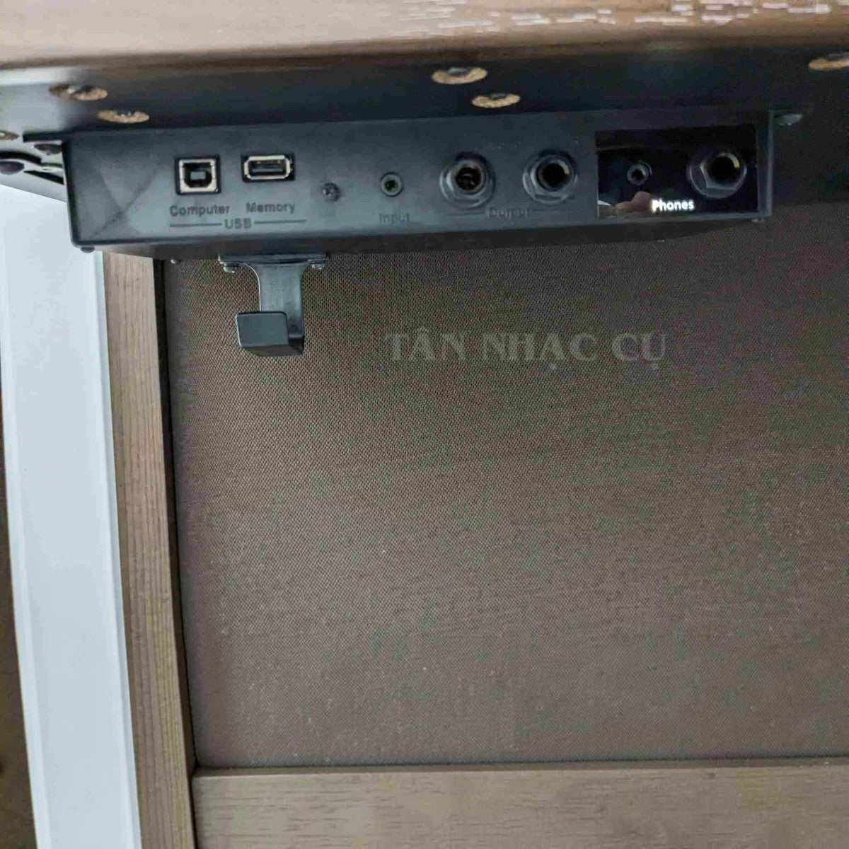 Bảng cổng kết nối phía dưới đàn piano điện TÂN NHẠC CỤ Roland LX7 bao gồm cổng USB, tai nghe và đầu vào âm thanh