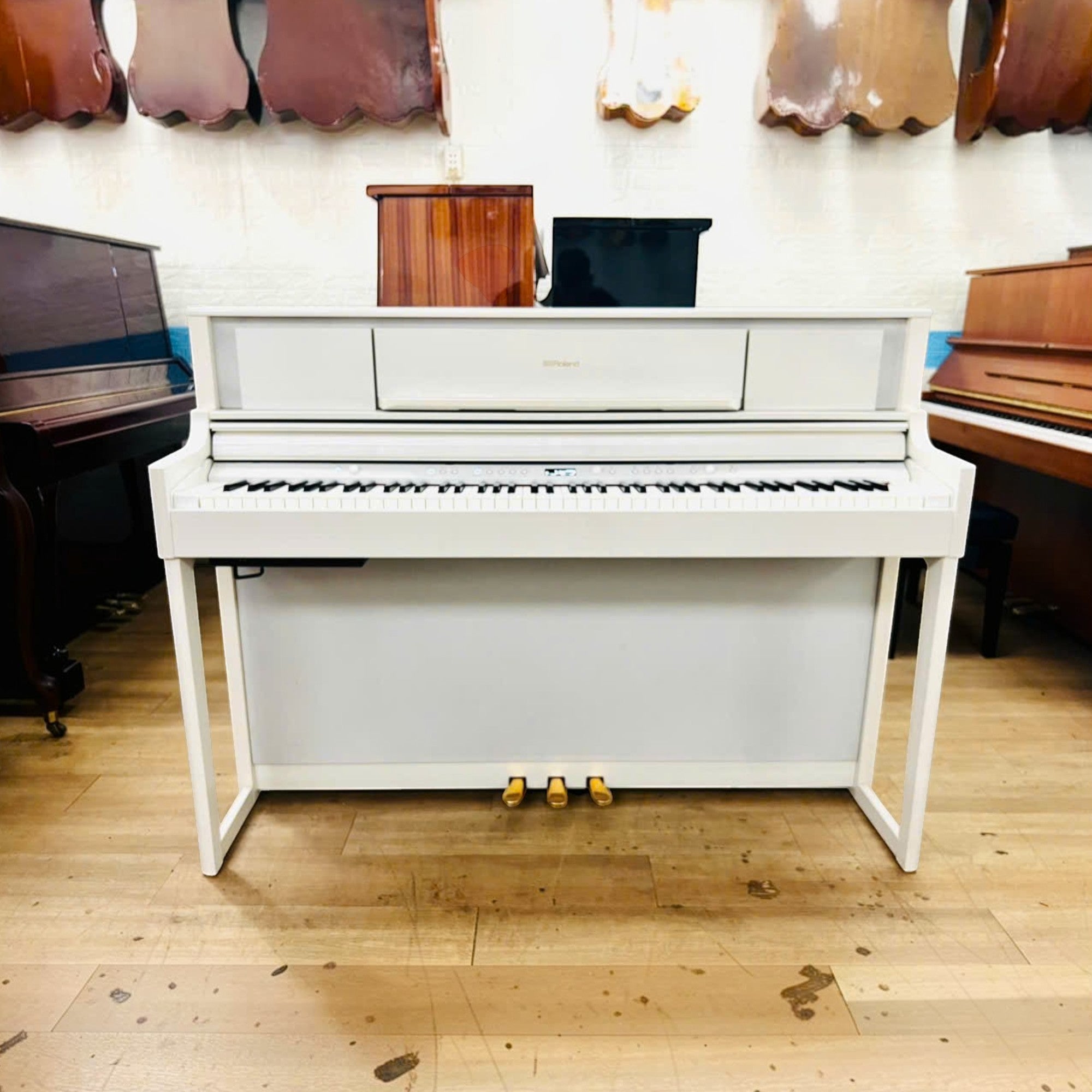 Đàn piano điện Roland LX705 màu trắng sang trọng tại showroom TÂN NHẠC CỤ