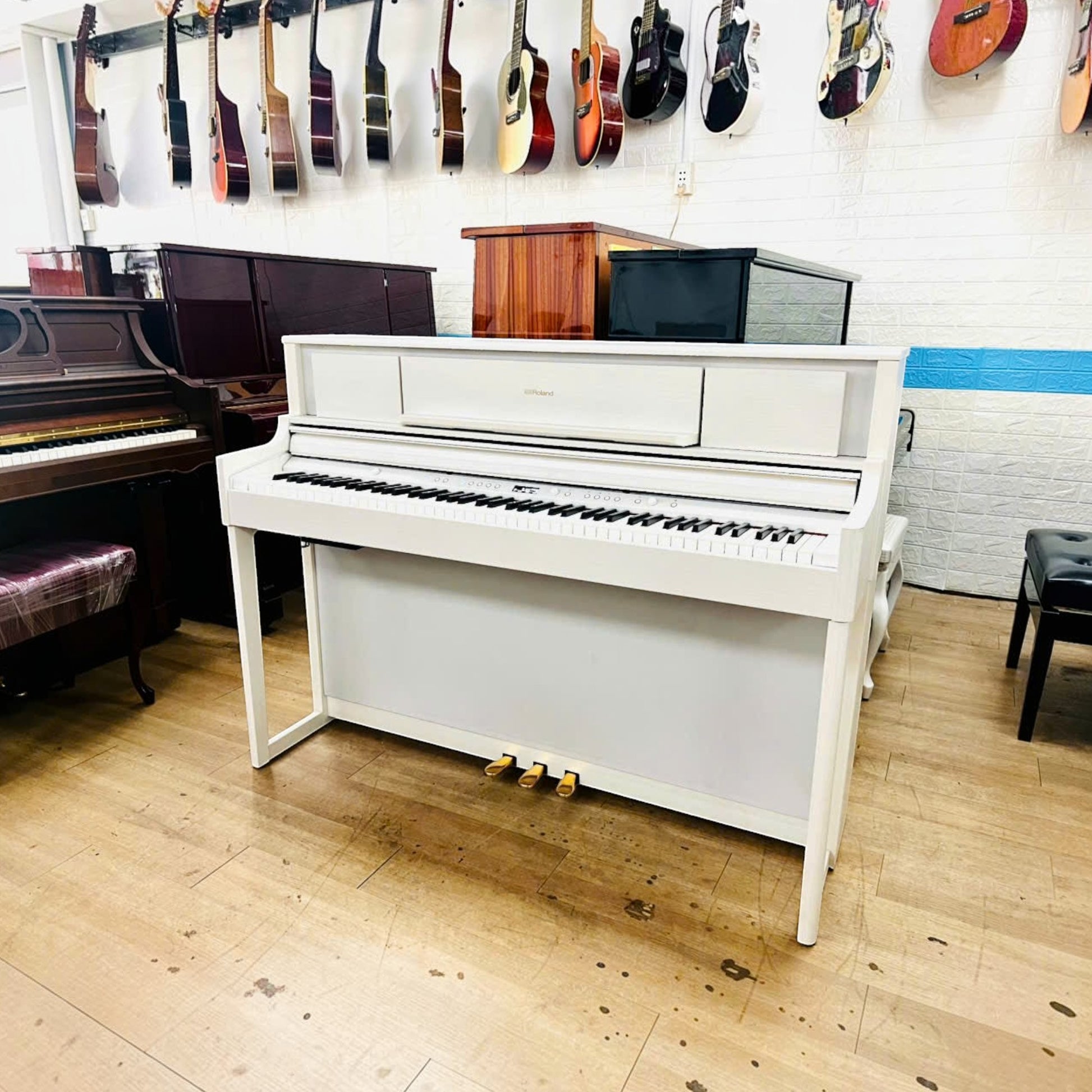 Đàn piano điện Roland LX705 màu trắng sang trọng tại showroom Tân Nhạc Cụ