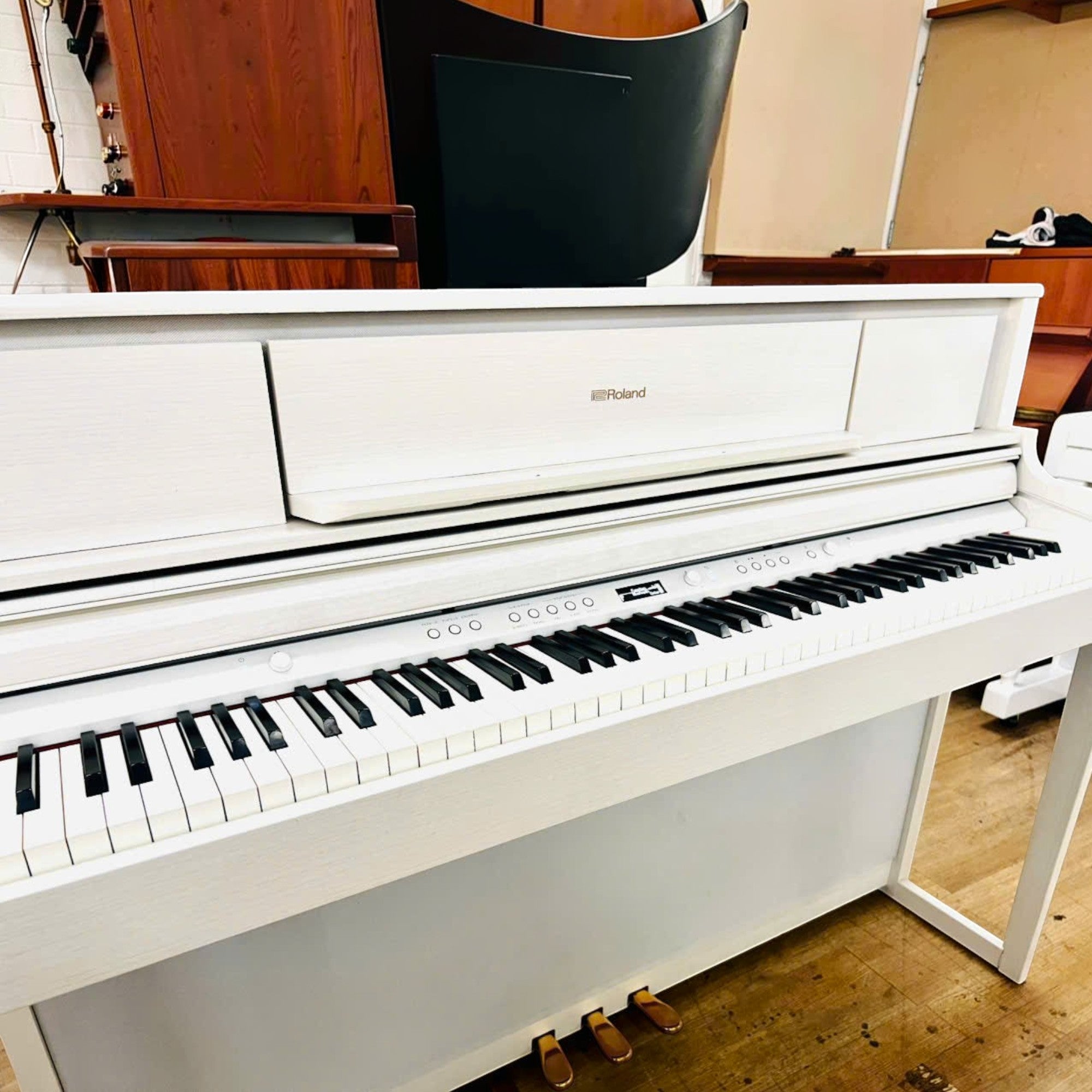Đàn piano điện Roland LX705 màu trắng sang trọng với thiết kế dáng tủ hiện đại tại TÂN NHẠC CỤ