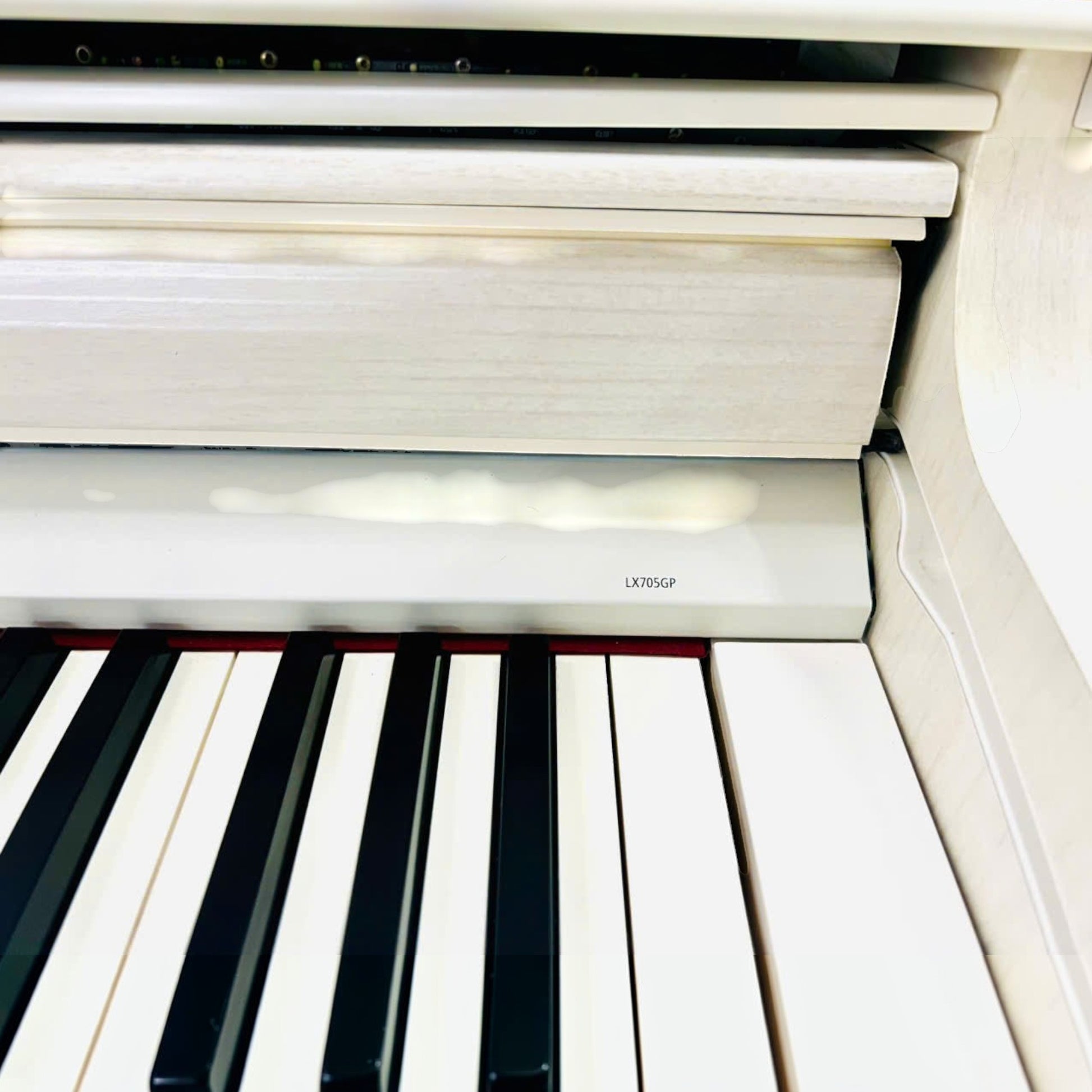 Cận cảnh bàn phím và logo model LX705GP trên đàn piano điện Roland tại Tân Nhạc Cụ