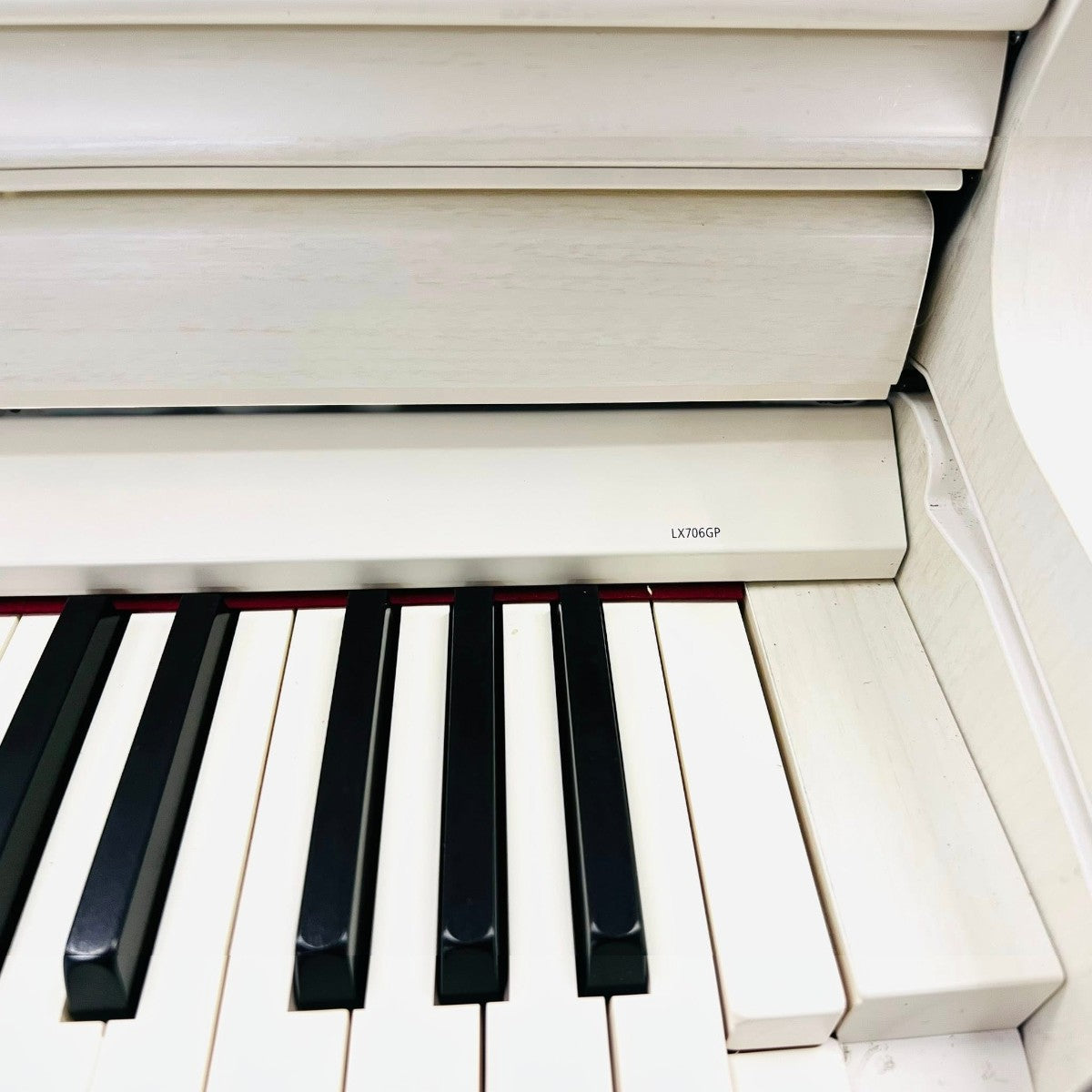 Bàn phím đàn piano điện TÂN NHẠC CỤ Roland LX706 GP màu trắng với thiết kế phím Hybrid Grand tinh tế