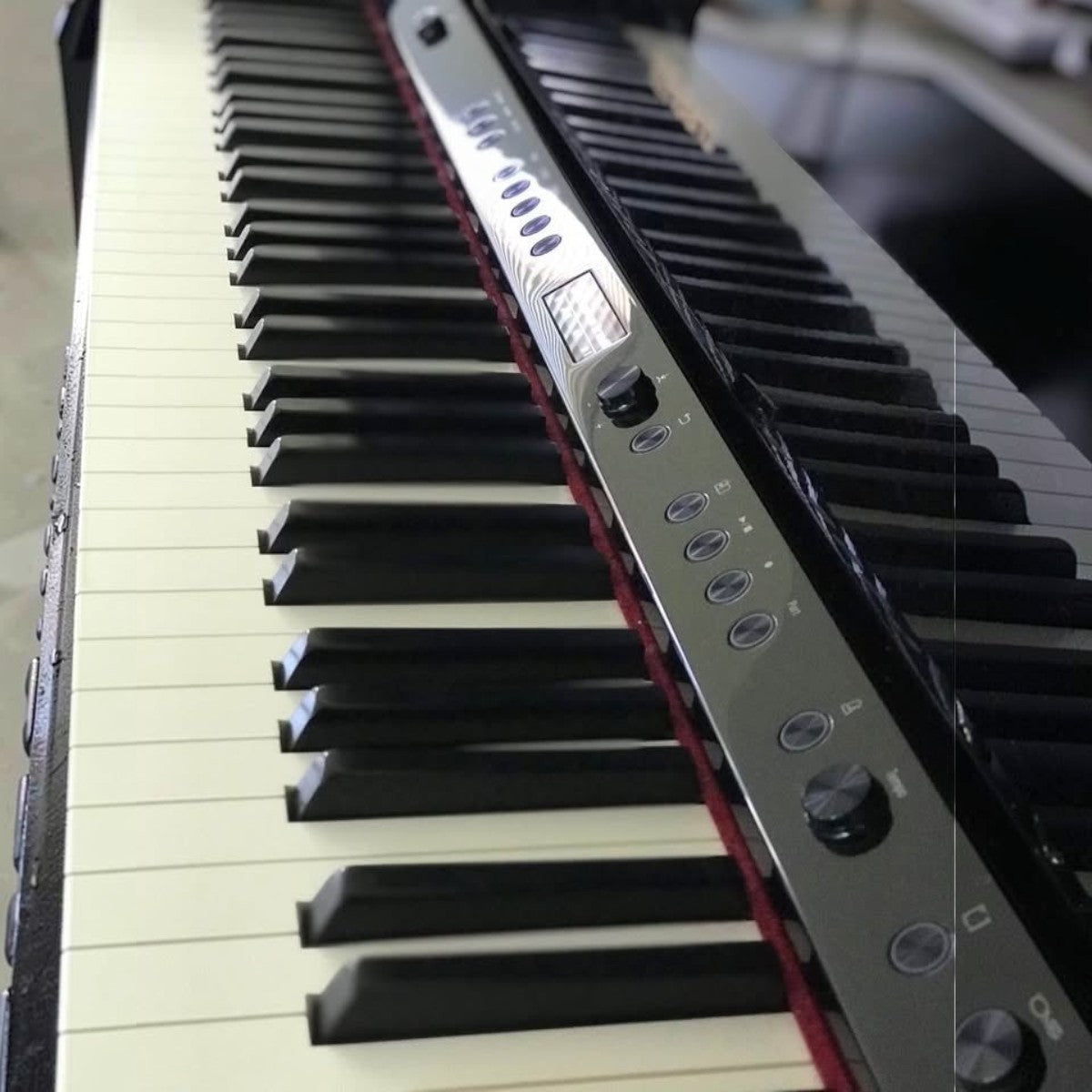 Đàn piano điện Roland LX708 hàng lướt tại Tân Nhạc Cụ với bàn phím Hybrid Grand và bảng điều khiển chi tiết