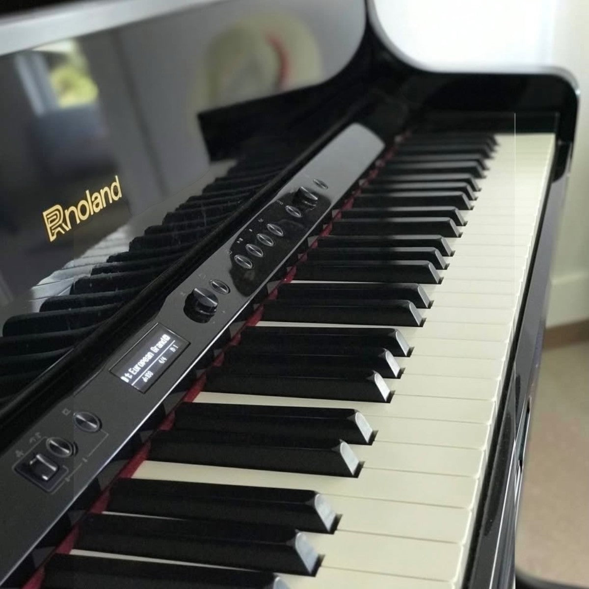 Đàn piano điện TÂN NHẠC CỤ Roland LX708 hàng lướt màu đen bóng với bàn phím Hybrid Grand cao cấp và bảng điều khiển