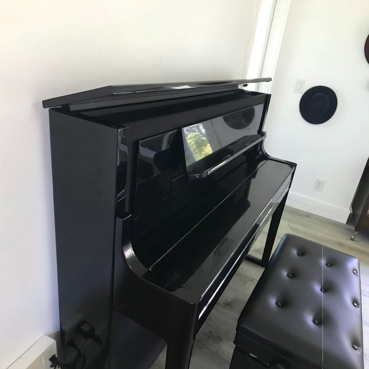 Đàn piano điện TÂN NHẠC CỤ Roland LX708 màu đen bóng, thiết kế tủ đứng sang trọng với nắp đàn mở, tình trạng như mới.