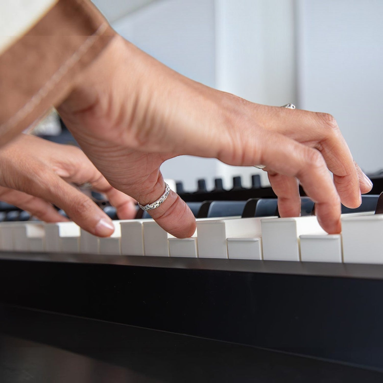 Người chơi đang lướt phím trên đàn piano điện Roland RD-08 tại TÂN NHẠC CỤ, phím đàn PHA-4 Standard màu đen trắng