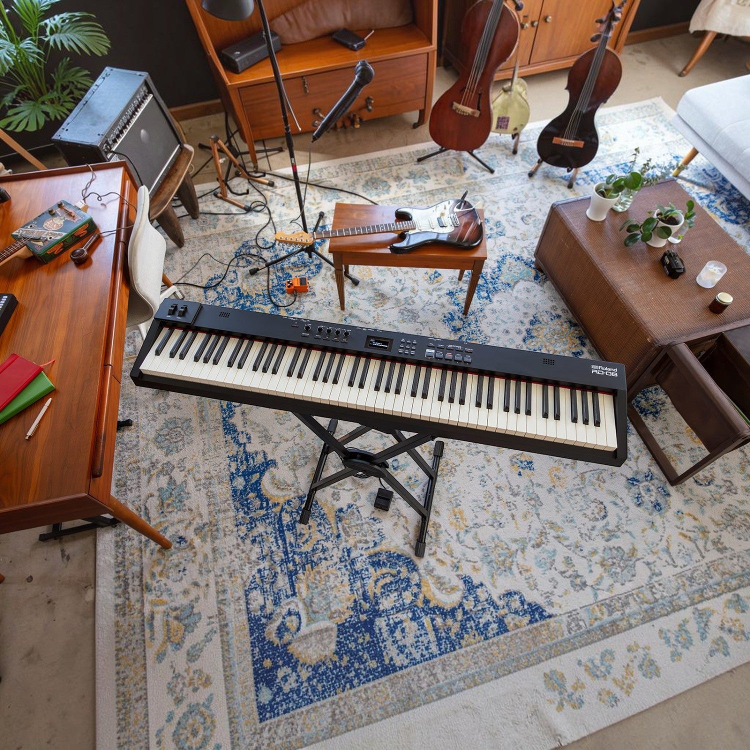 Đàn piano điện Roland RD-08 màu đen 88 phím đặt trên chân đàn trong phòng thu tại Tân Nhạc Cụ