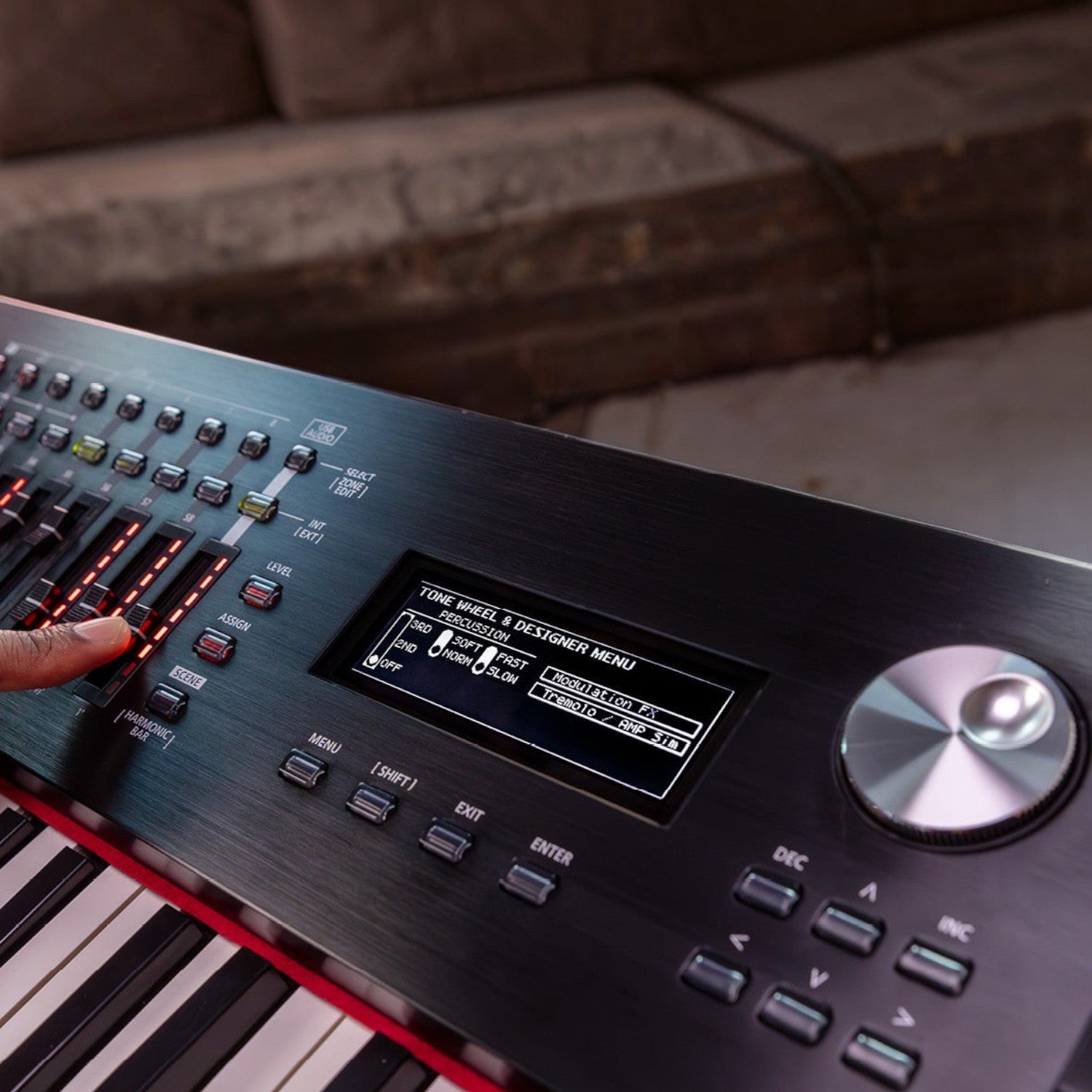 Bảng điều khiển chuyên nghiệp của đàn piano điện TÂN NHẠC CỤ Roland RD-2000 EX với màn hình LED và các núm xoay