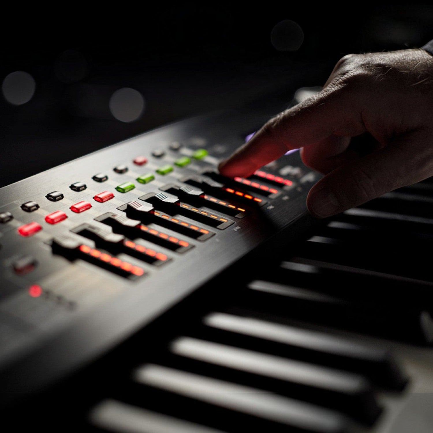 Tay nghệ sĩ đang điều chỉnh các thanh trượt fader có đèn LED trên đàn piano điện Roland RD-2000 EX tại Tân Nhạc Cụ