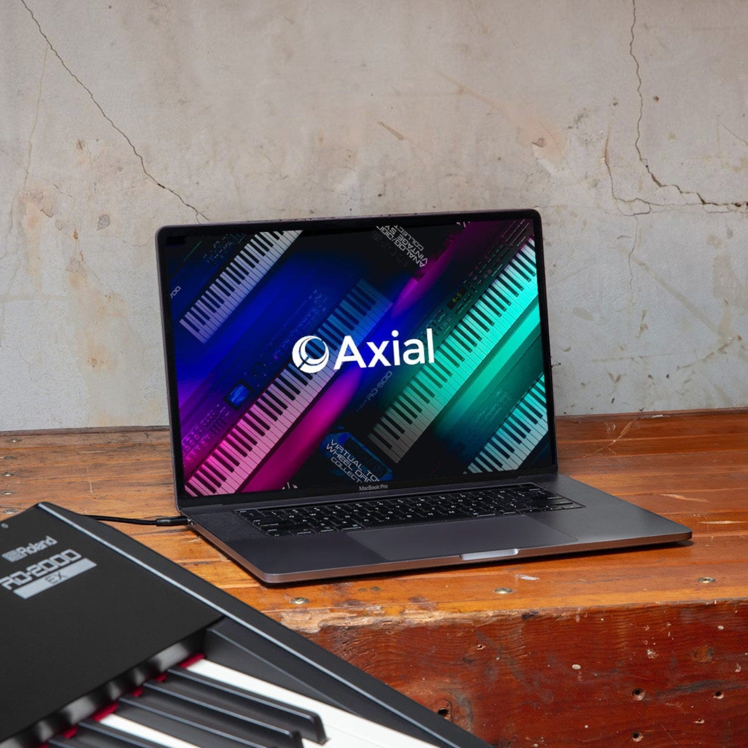 Đàn piano điện Roland RD-2000 EX kết nối với máy tính xách tay hiển thị trang web Axial tại TÂN NHẠC CỤ