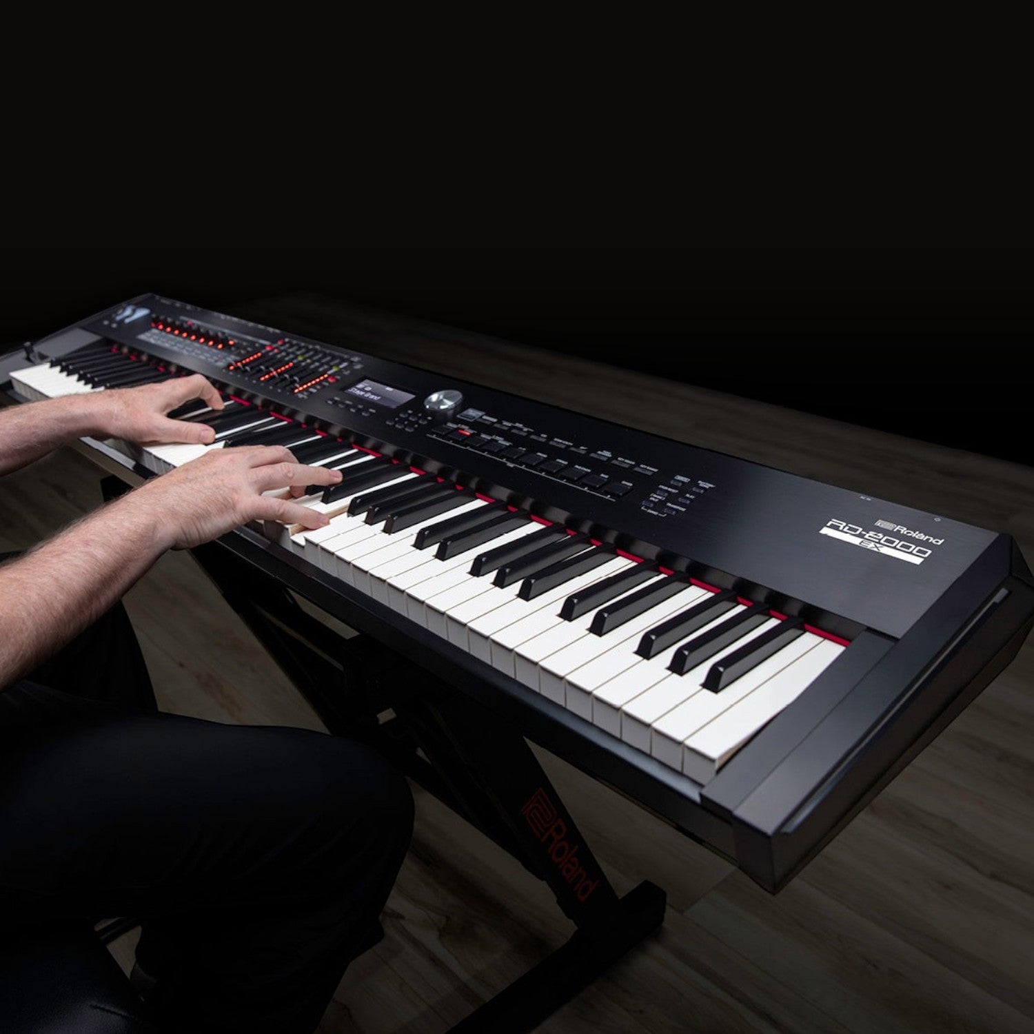 Nghệ sĩ đang chơi đàn piano điện Roland RD-2000 EX màu đen với bàn phím PHA-50 tại Tân Nhạc Cụ