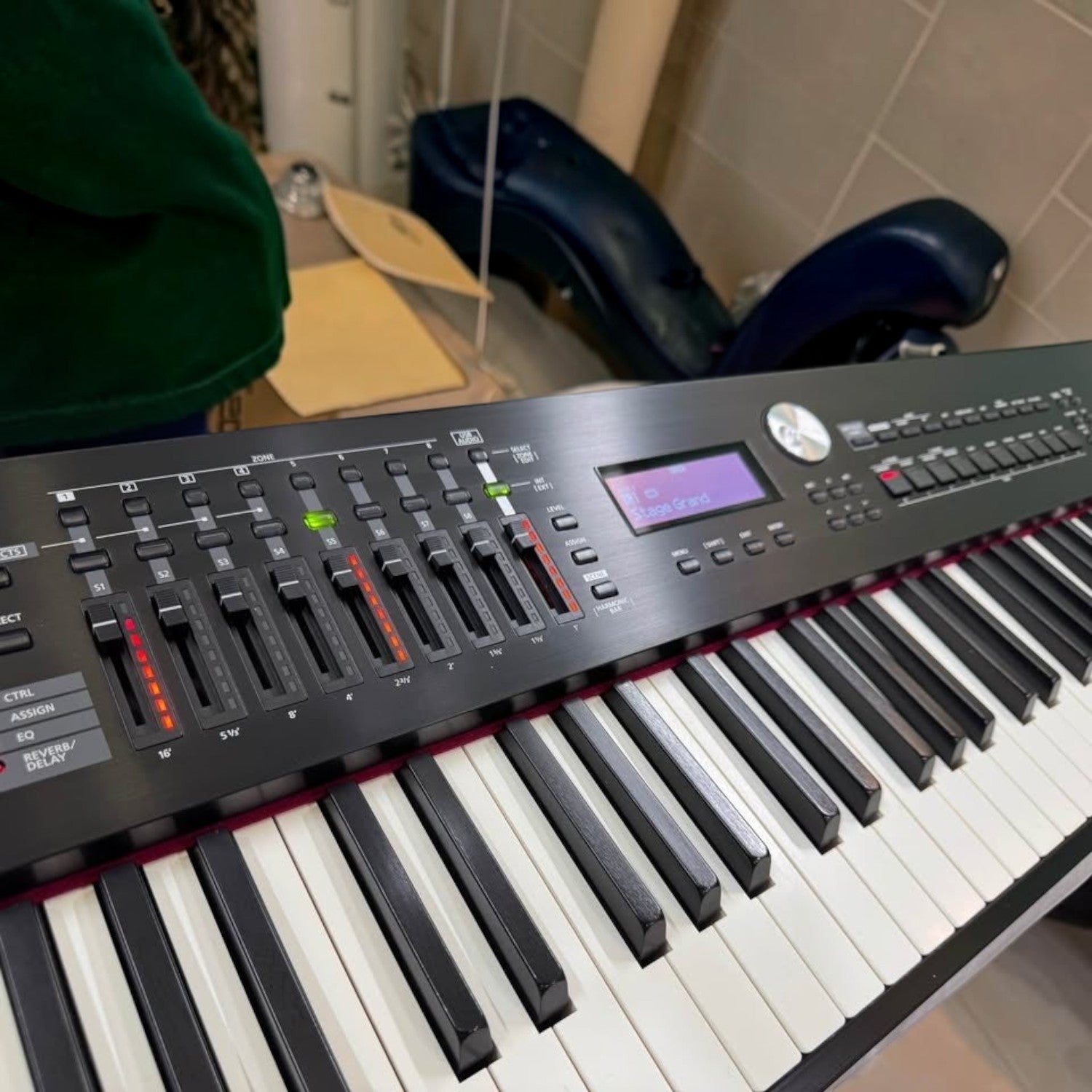 Đàn piano điện Roland RD-2000 EX màu đen với bảng điều khiển fader và núm xoay tại showroom TÂN NHẠC CỤ