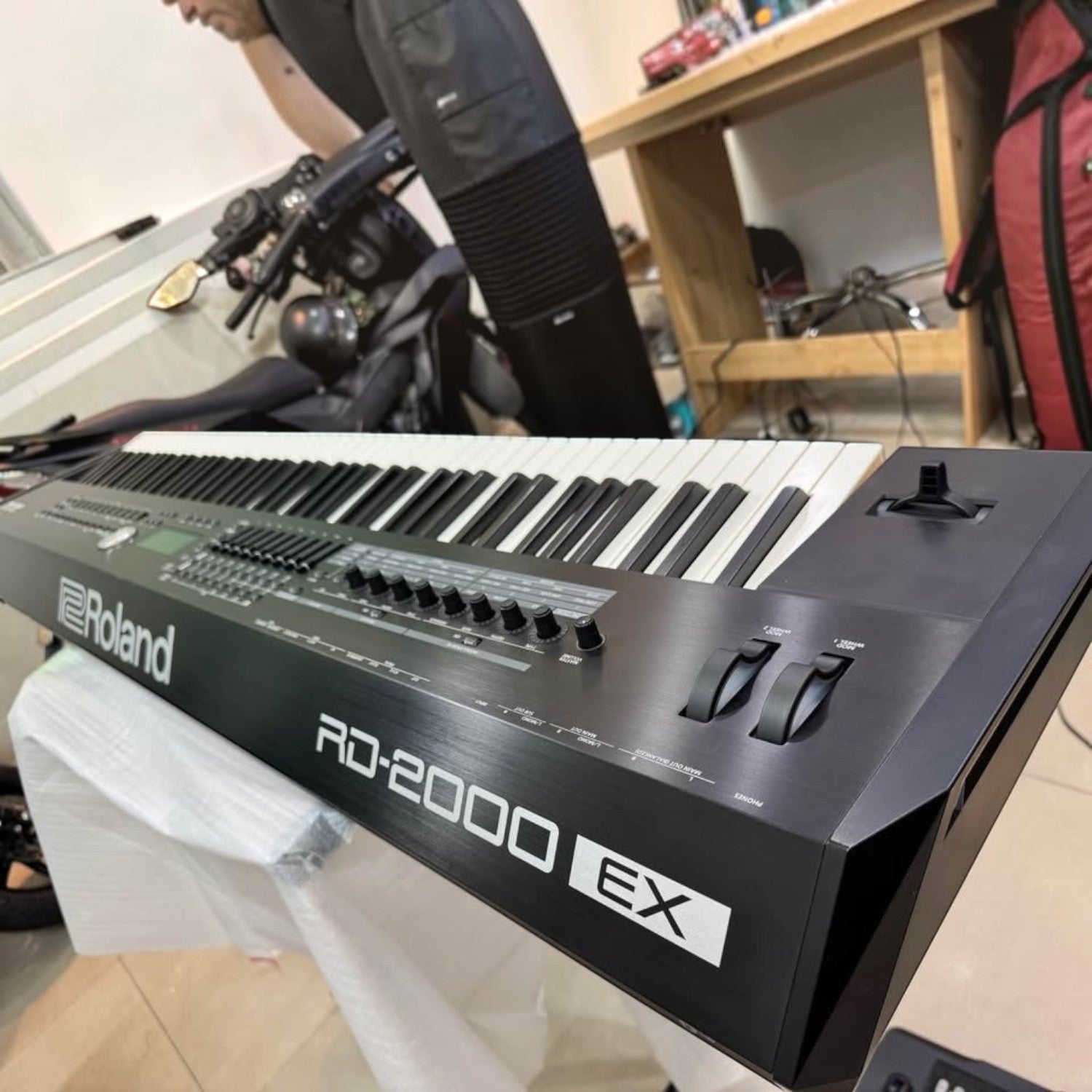 Đàn piano điện Roland RD-2000 EX màu đen với bàn phím PHA-50 và bảng điều khiển chuyên nghiệp tại TÂN NHẠC CỤ