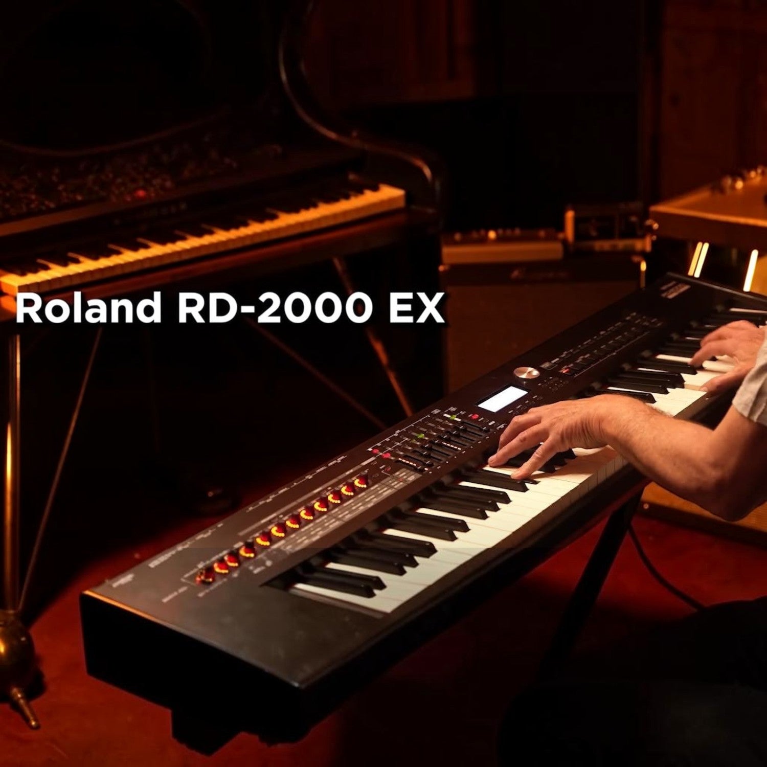 Nghệ sĩ đang chơi đàn piano điện Roland RD-2000 EX màu đen với bàn phím PHA-50 tại Tân Nhạc Cụ