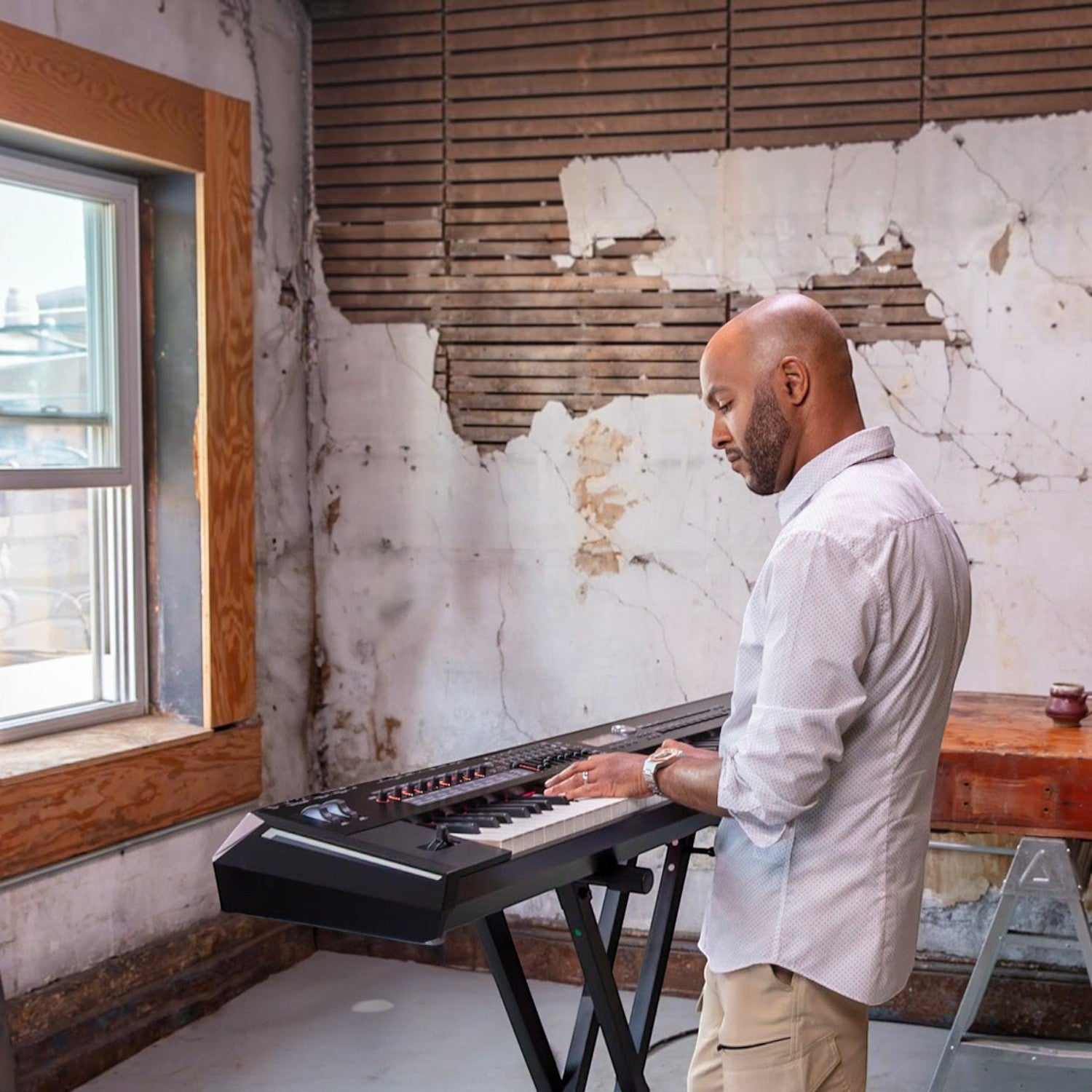 Nghệ sĩ đang chơi đàn piano điện Roland RD-2000 EX màu đen tại showroom TÂN NHẠC CỤ