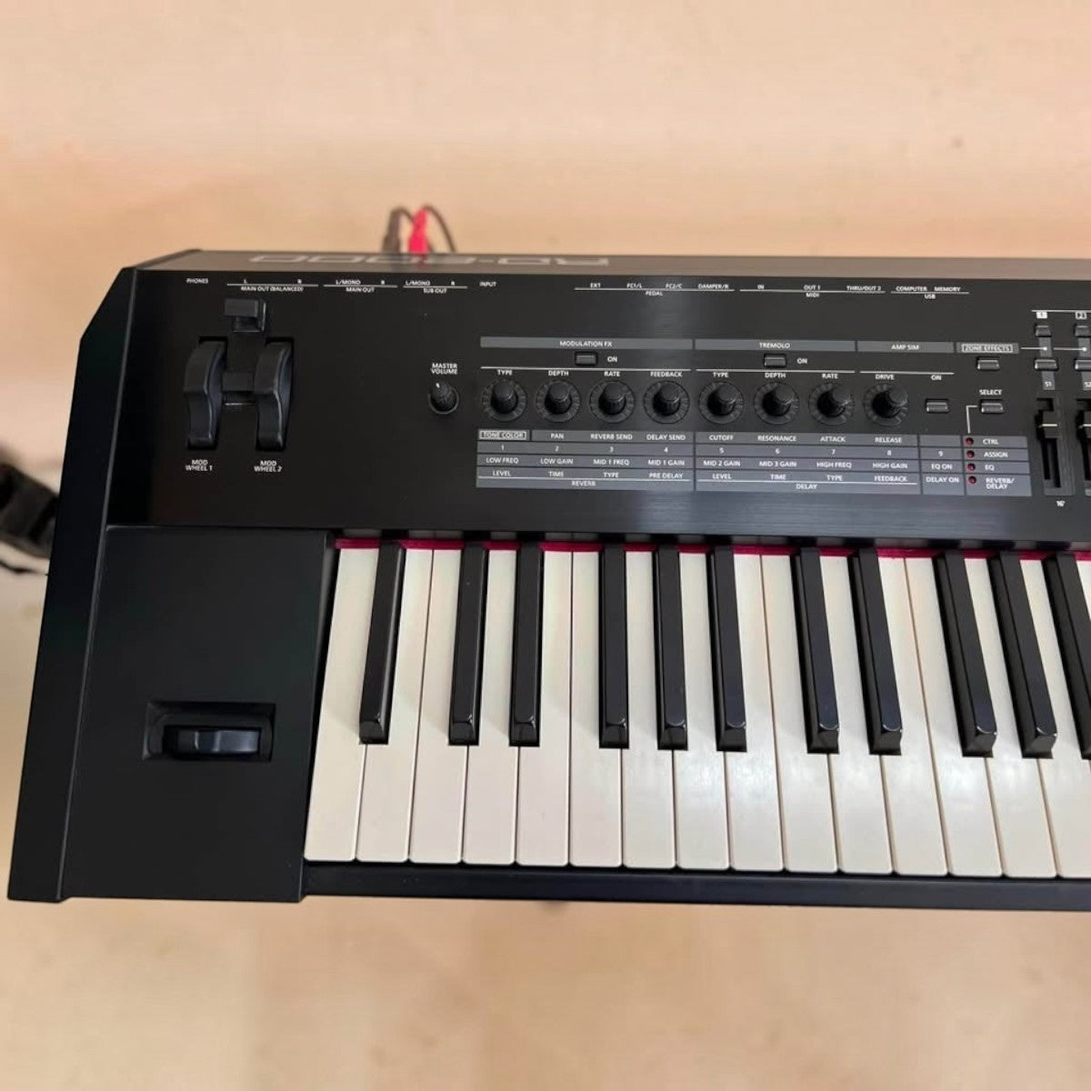 Bảng điều khiển và bàn phím đàn piano điện Roland RD-2000 tại Tân Nhạc Cụ với các núm xoay và phím PHA-50