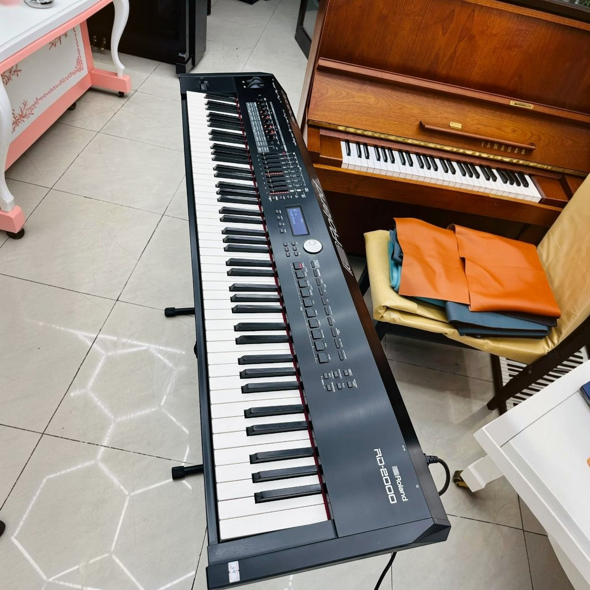 Đàn piano điện Roland RD-2000 tại showroom TÂN NHẠC CỤ, thiết kế chuyên nghiệp với bàn phím PHA-50 và bảng điều khiển.