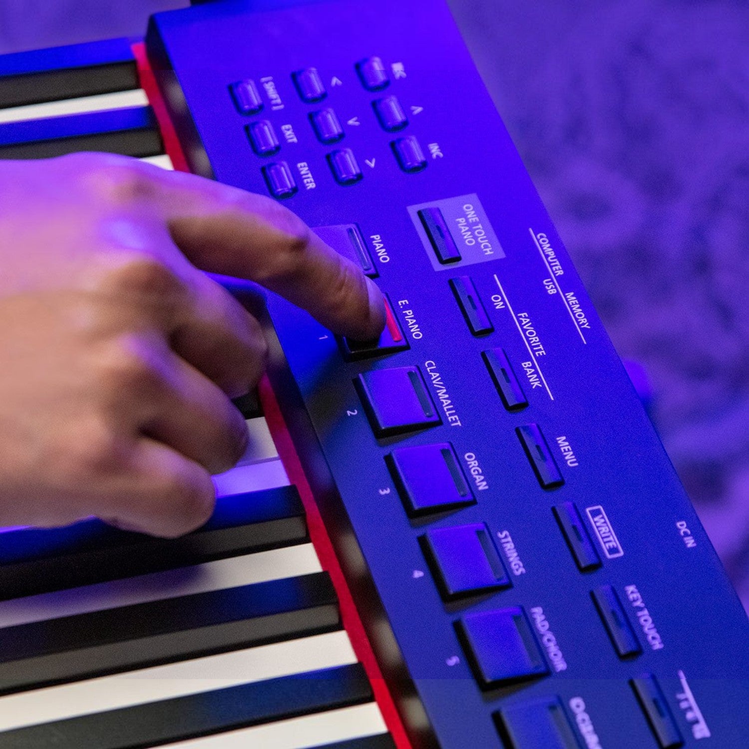 Tay người chơi đang nhấn nút chọn tiếng Piano trên bảng điều khiển của đàn piano điện TÂN NHẠC CỤ Roland RD-88 EX
