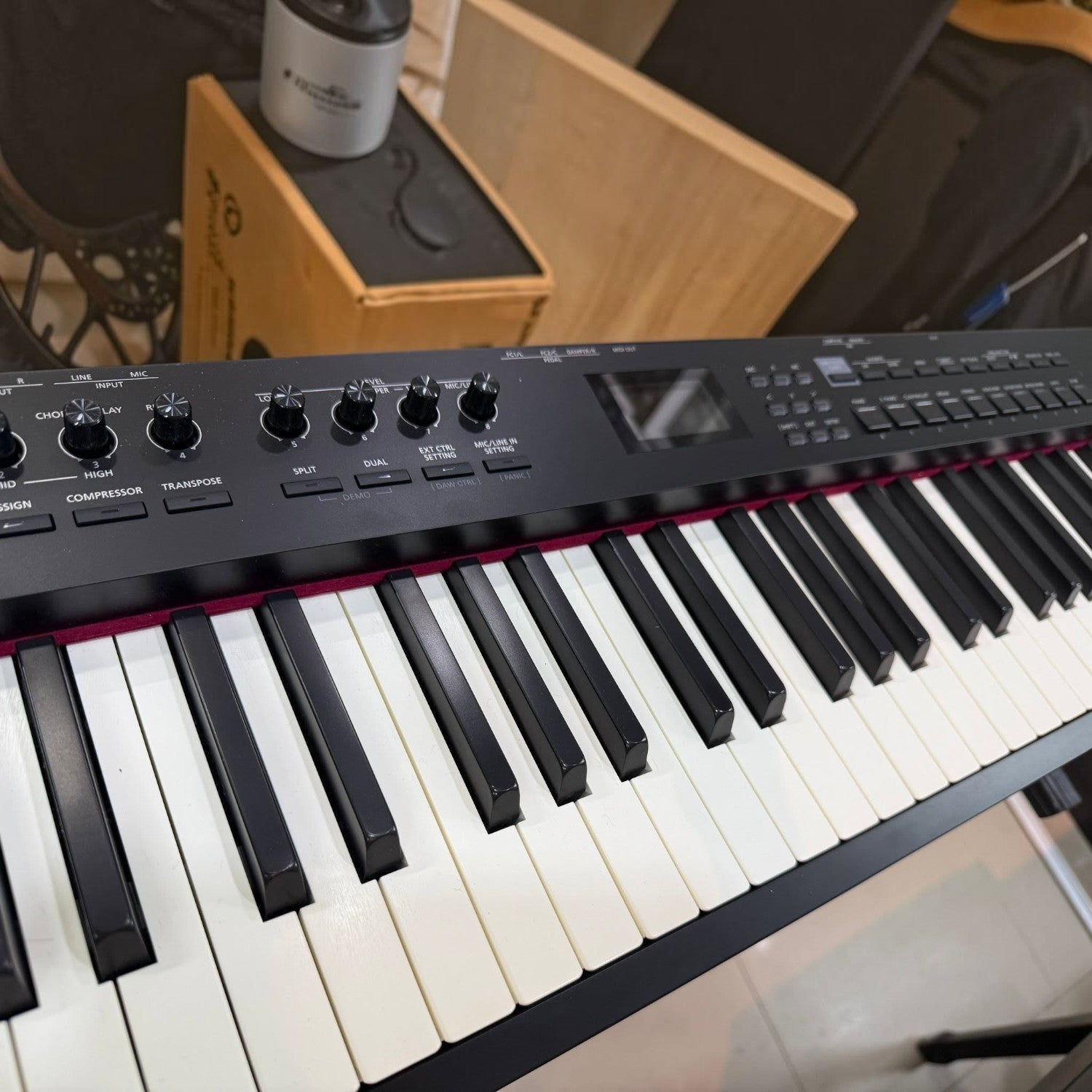 Đàn piano điện TÂN NHẠC CỤ Roland RD-88 EX màu đen với bàn phím 88 phím và bảng điều khiển chuyên nghiệp