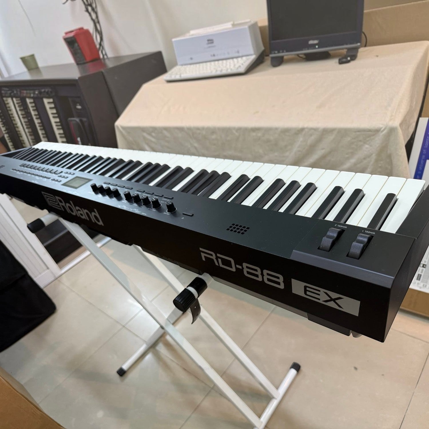 Đàn piano điện Roland RD-88 EX màu đen với bàn phím 88 phím tại showroom TÂN NHẠC CỤ