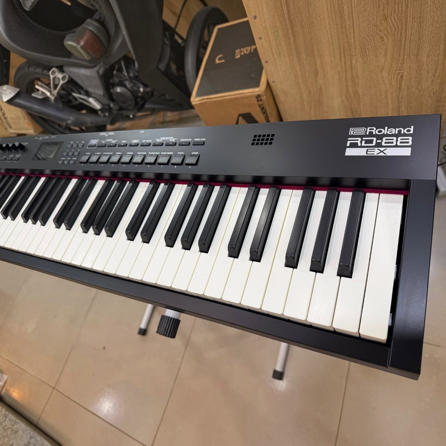 Đàn piano điện stage TÂN NHẠC CỤ Roland RD-88 EX màu đen với bàn phím PHA-4 Standard 88 phím và bảng điều khiển chuyên nghiệp