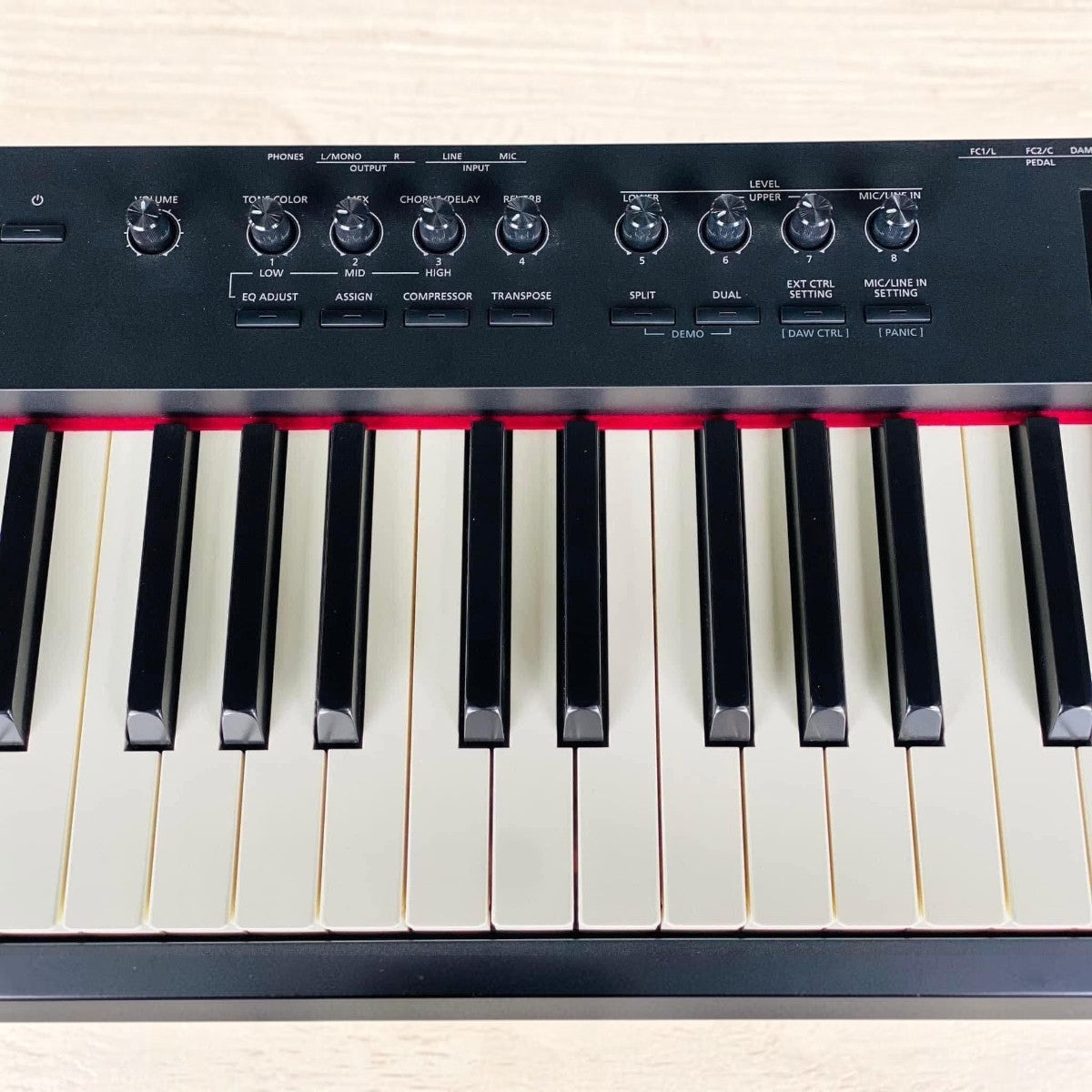 Bảng điều khiển và bàn phím đàn piano điện Roland RD-88 tại TÂN NHẠC CỤ với các núm xoay điều chỉnh âm thanh chuyên nghiệp