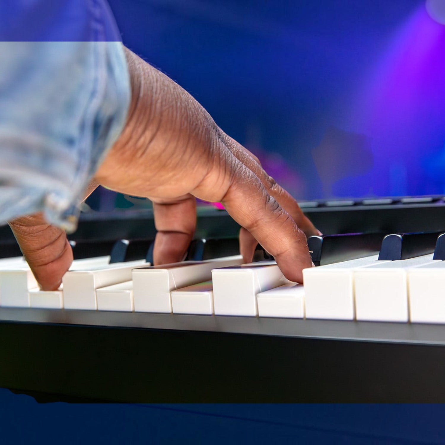 Tay nghệ sĩ đang chơi đàn piano điện Roland RD-88 EX tại Tân Nhạc Cụ với bàn phím PHA-4 Standard trên sân khấu