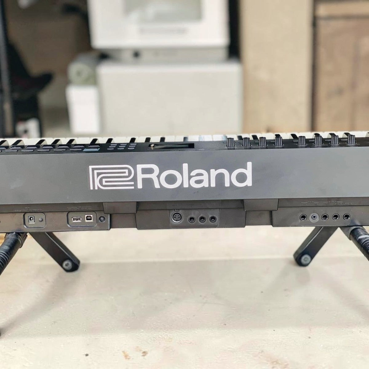 Mặt sau đàn piano điện Roland RD-88 với các cổng kết nối tại TÂN NHẠC CỤ