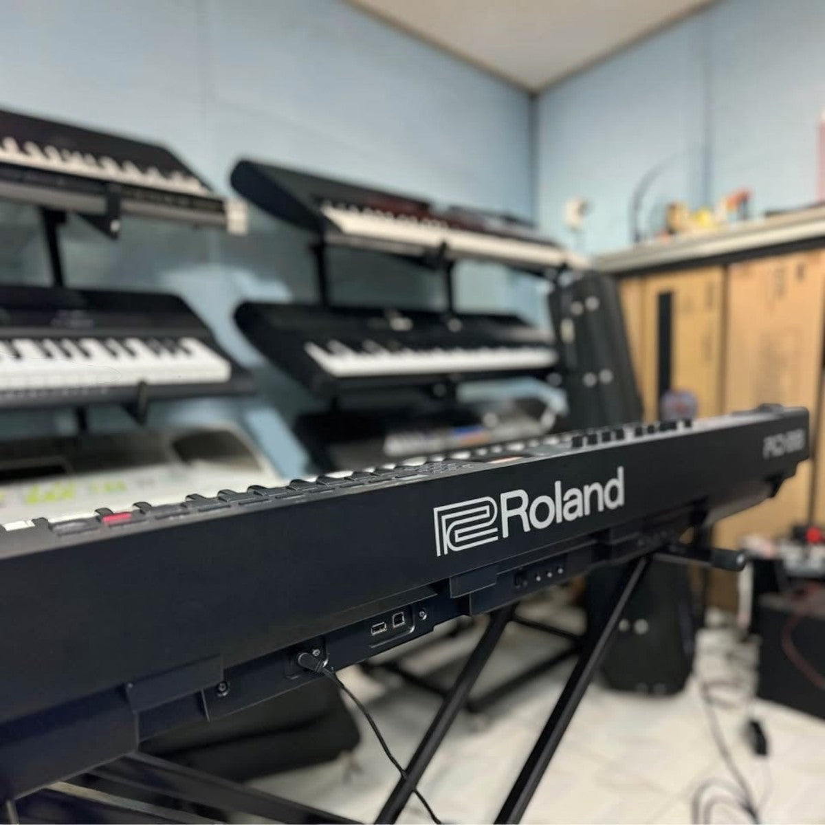 Đàn piano điện Roland RD-88 màu đen tại showroom TÂN NHẠC CỤ, góc nhìn từ phía sau thân đàn