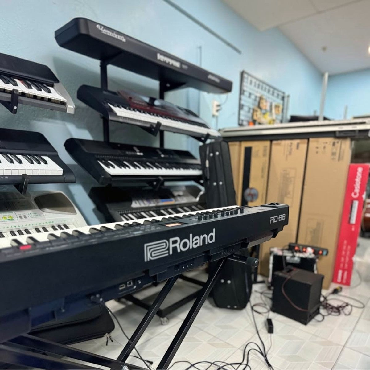 Đàn piano điện Roland RD-88 màu đen tại showroom TÂN NHẠC CỤ, thiết kế gọn nhẹ cho biểu diễn chuyên nghiệp.