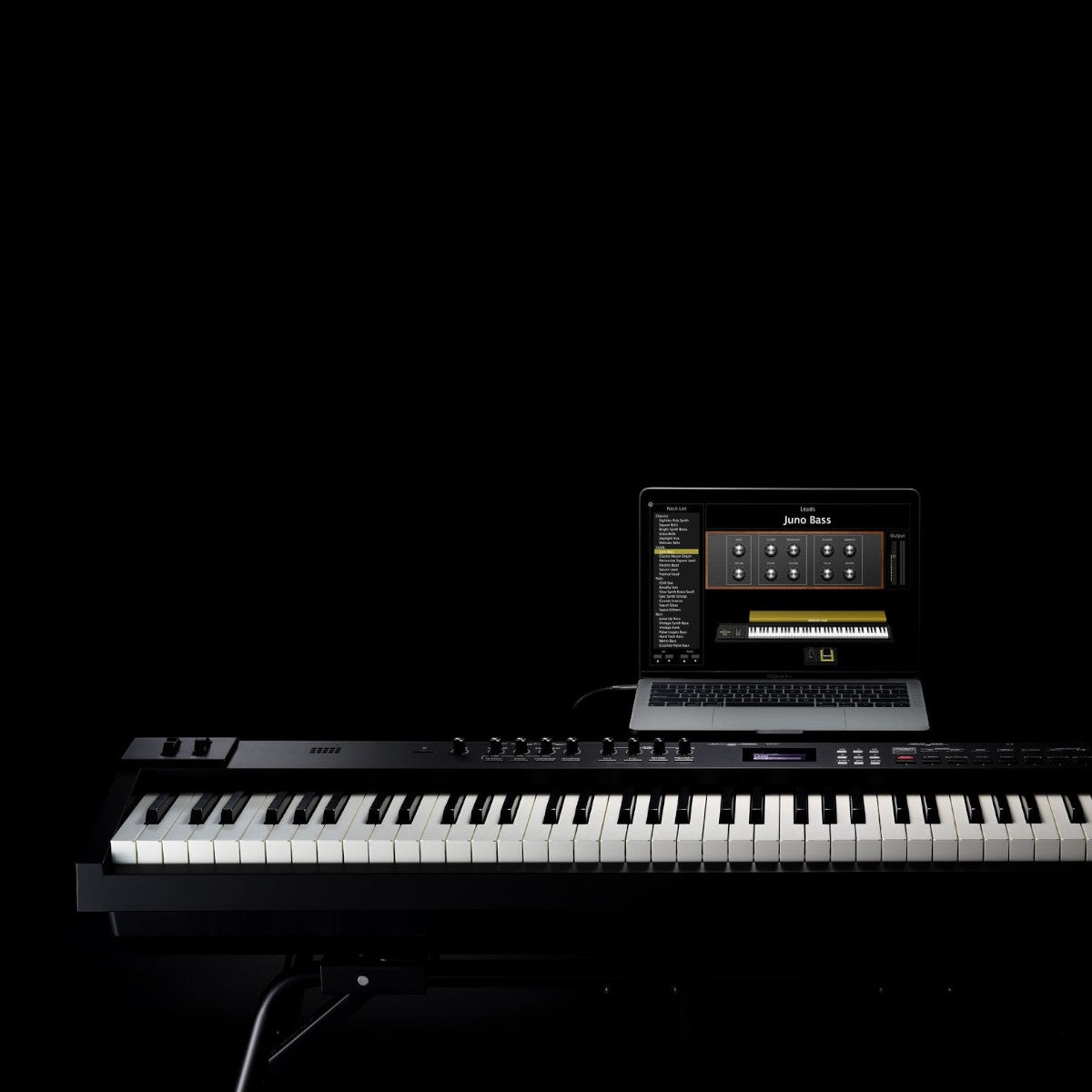 Đàn piano điện Roland RD-88 màu đen kết nối với laptop chạy phần mềm MainStage tại Tân Nhạc Cụ