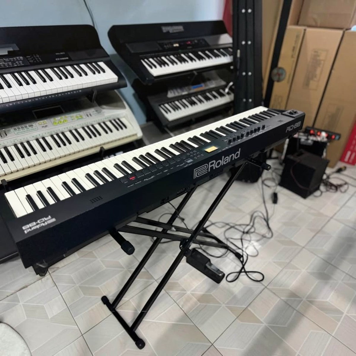 Đàn piano điện Roland RD-88 màu đen trên chân đứng tại showroom TÂN NHẠC CỤ