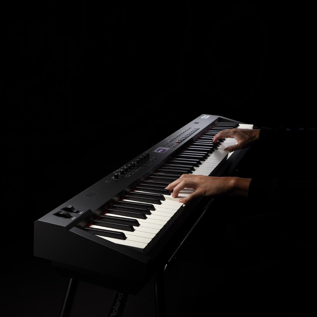 Đàn piano điện Roland RD-88 màu đen với bàn phím 88 phím đang được chơi tại TÂN NHẠC CỤ