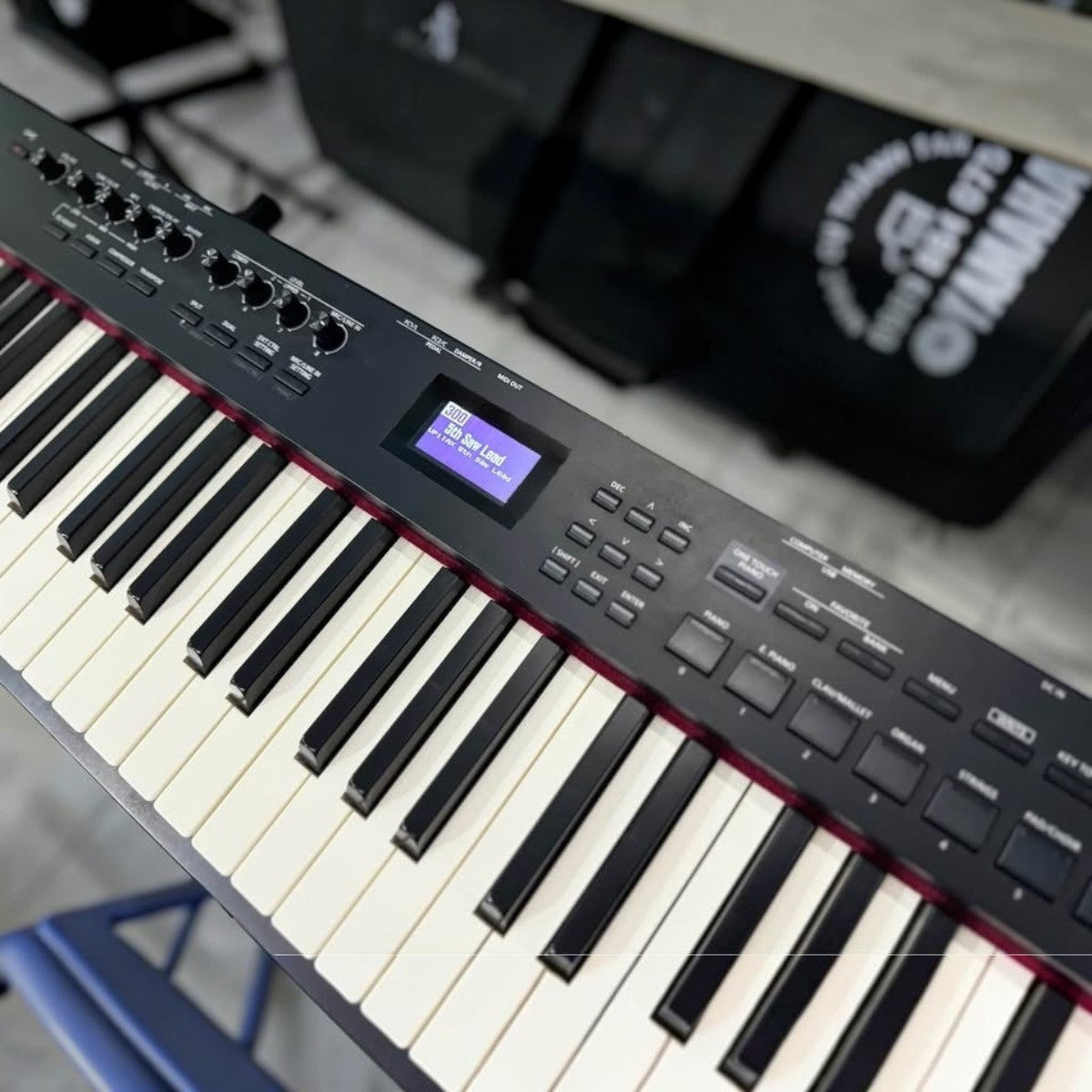 Đàn piano điện Roland RD-88 tại TÂN NHẠC CỤ với bảng điều khiển 8 núm xoay và màn hình LCD hiển thị âm thanh