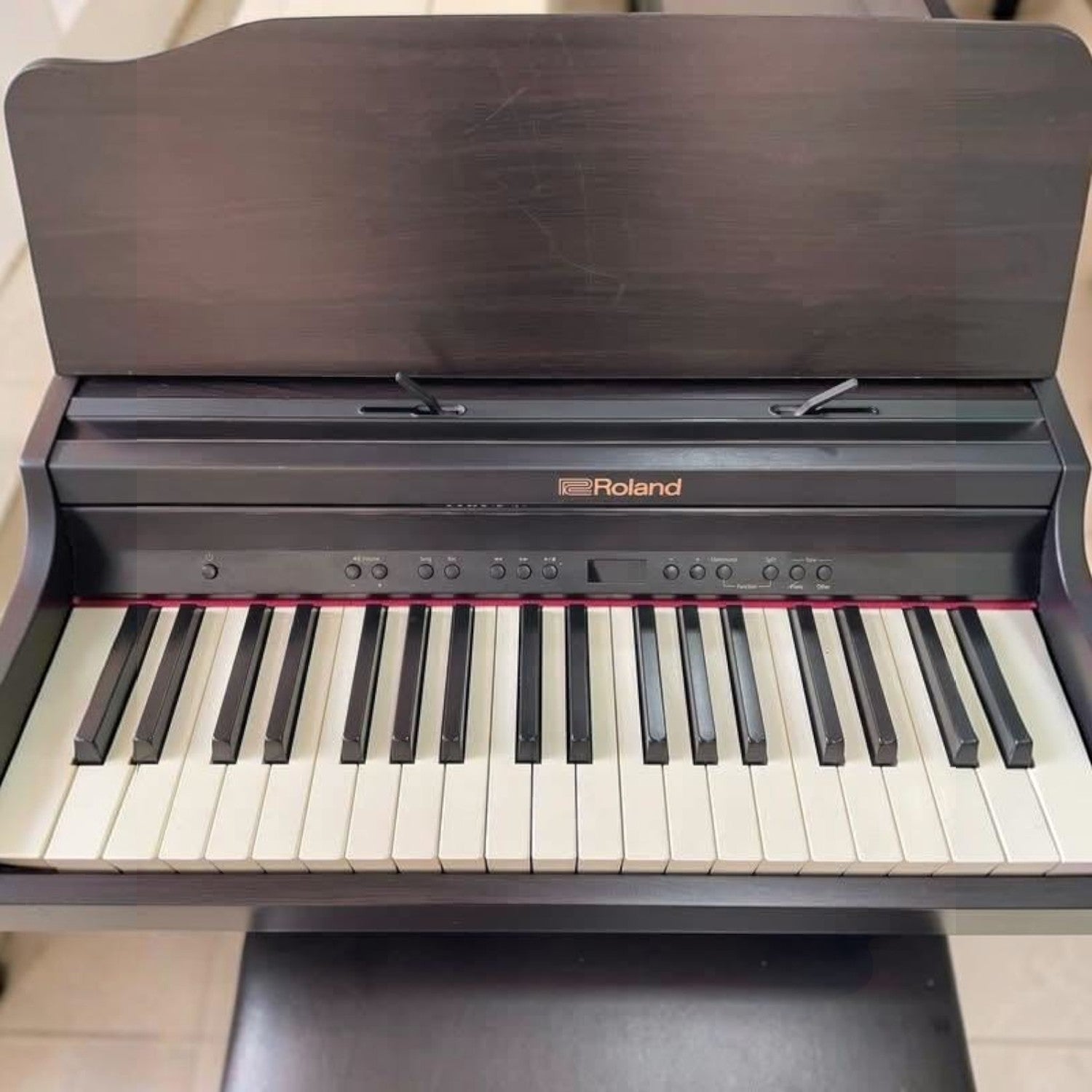 Đàn piano điện TÂN NHẠC CỤ Roland RP302 màu gỗ hồng sắc với thiết kế dáng tủ gọn gàng và bàn phím Ivory Feel-G