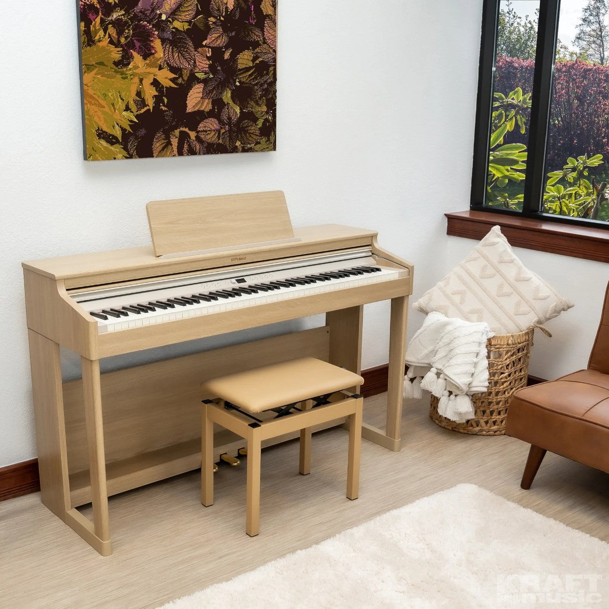 Đàn piano điện TÂN NHẠC CỤ Roland RP701 màu gỗ sáng thanh lịch, thiết kế dáng tủ upright hiện đại trong phòng khách.