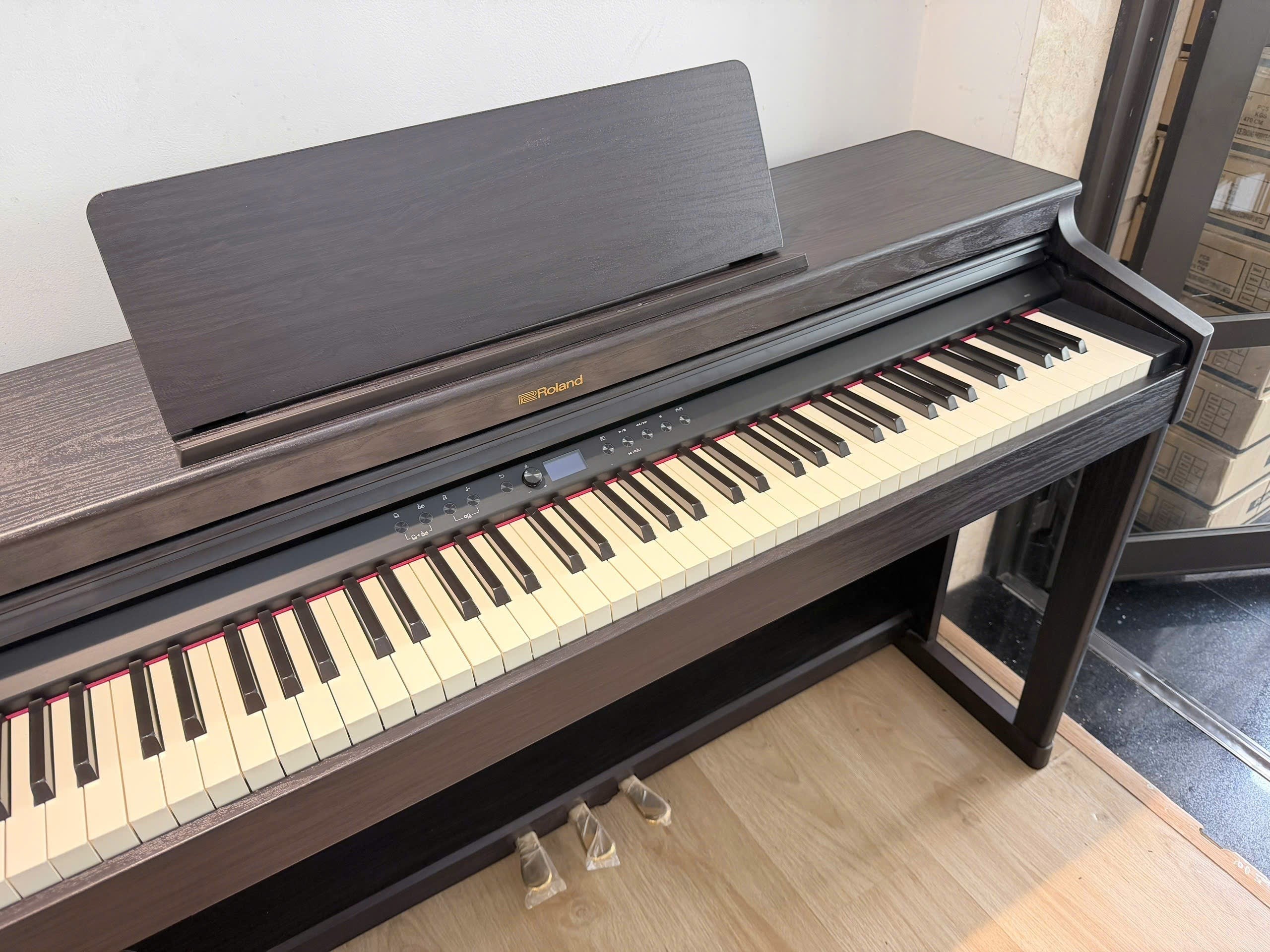 Đàn piano điện TÂN NHẠC CỤ Roland RP701 dáng tủ màu gỗ tối sang trọng với bàn phím búa PHA-4 và nắp phím trượt