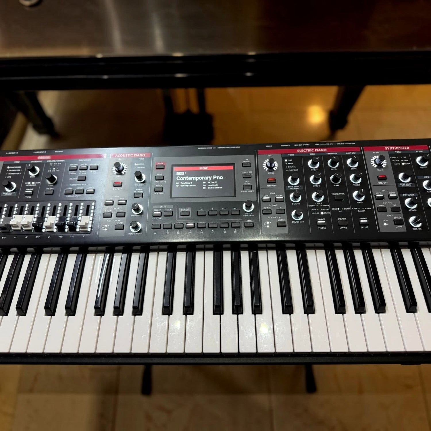 Đàn piano điện Roland V-Stage 76 tại TÂN NHẠC CỤ với bảng điều khiển chuyên nghiệp, phím waterfall và các núm chỉnh âm