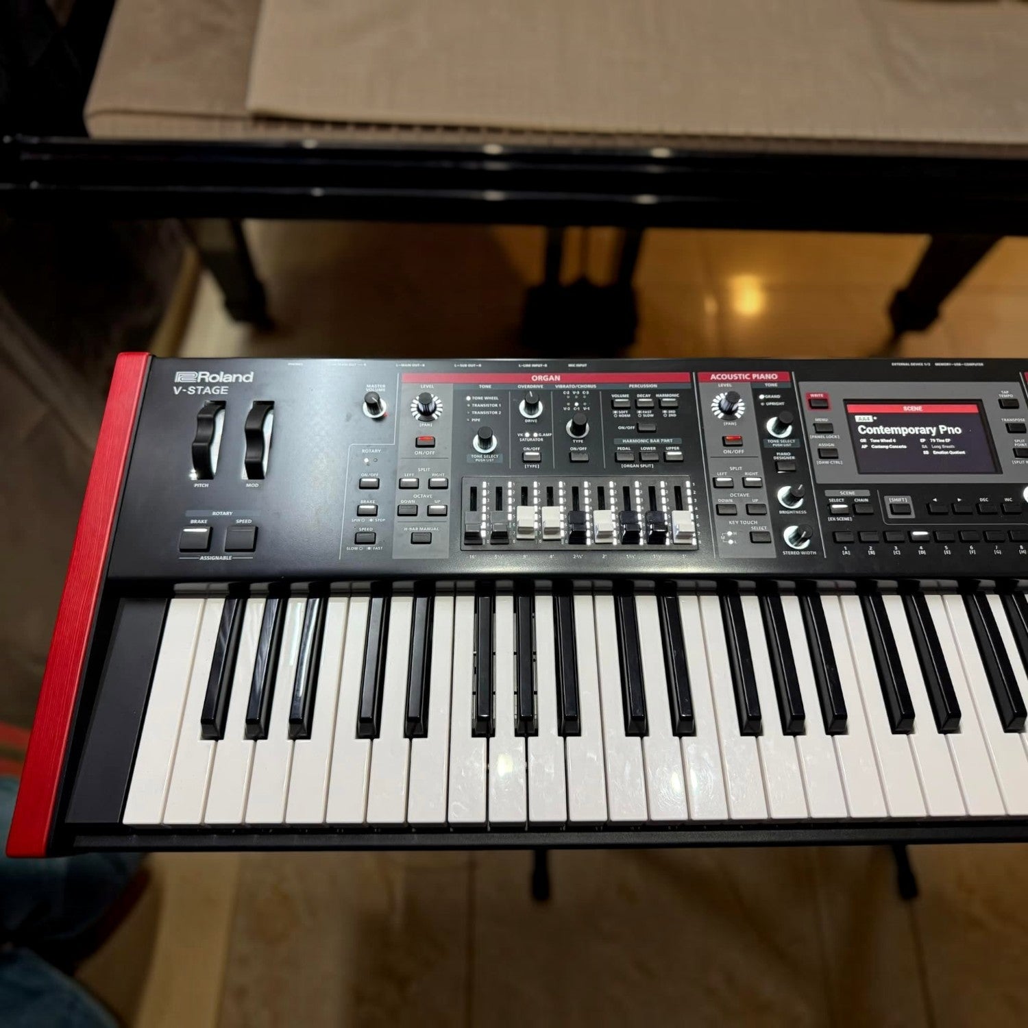 Đàn piano điện Roland V-Stage 76 tại TÂN NHẠC CỤ với bàn phím waterfall, thanh kéo organ và bảng điều khiển chuyên nghiệp