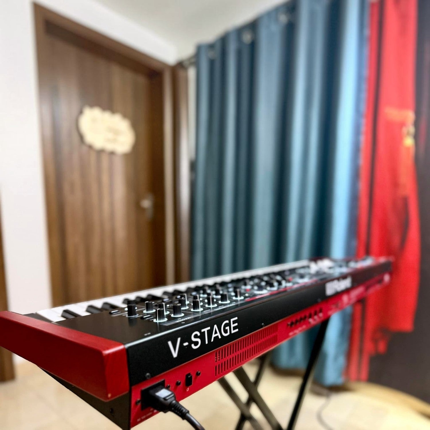 Đàn piano điện Roland V-Stage 76 tại showroom TÂN NHẠC CỤ với thiết kế màu đỏ đen nổi bật và bàn phím chuyên nghiệp.