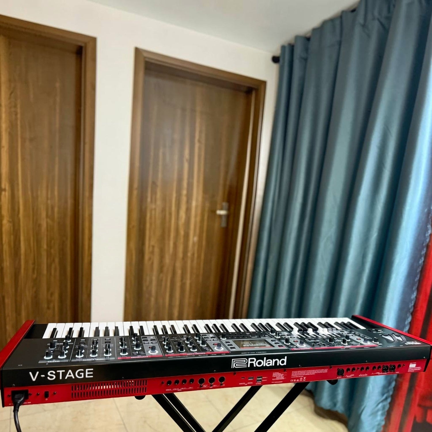 Đàn piano điện Roland V-Stage 76 tại TÂN NHẠC CỤ, thiết kế chuyên nghiệp với phím waterfall và bảng điều khiển trực quan