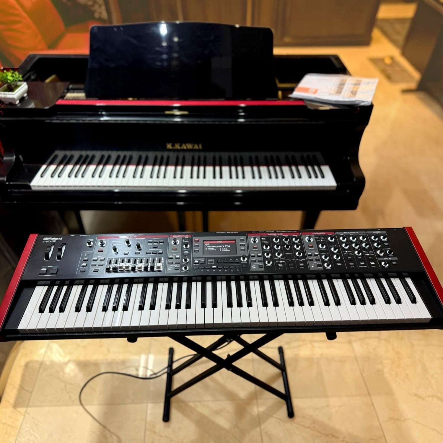 Đàn piano điện Roland V-Stage 76 tại Tân Nhạc Cụ, thiết kế chuyên nghiệp với bàn phím waterfall và bảng điều khiển hiện đại