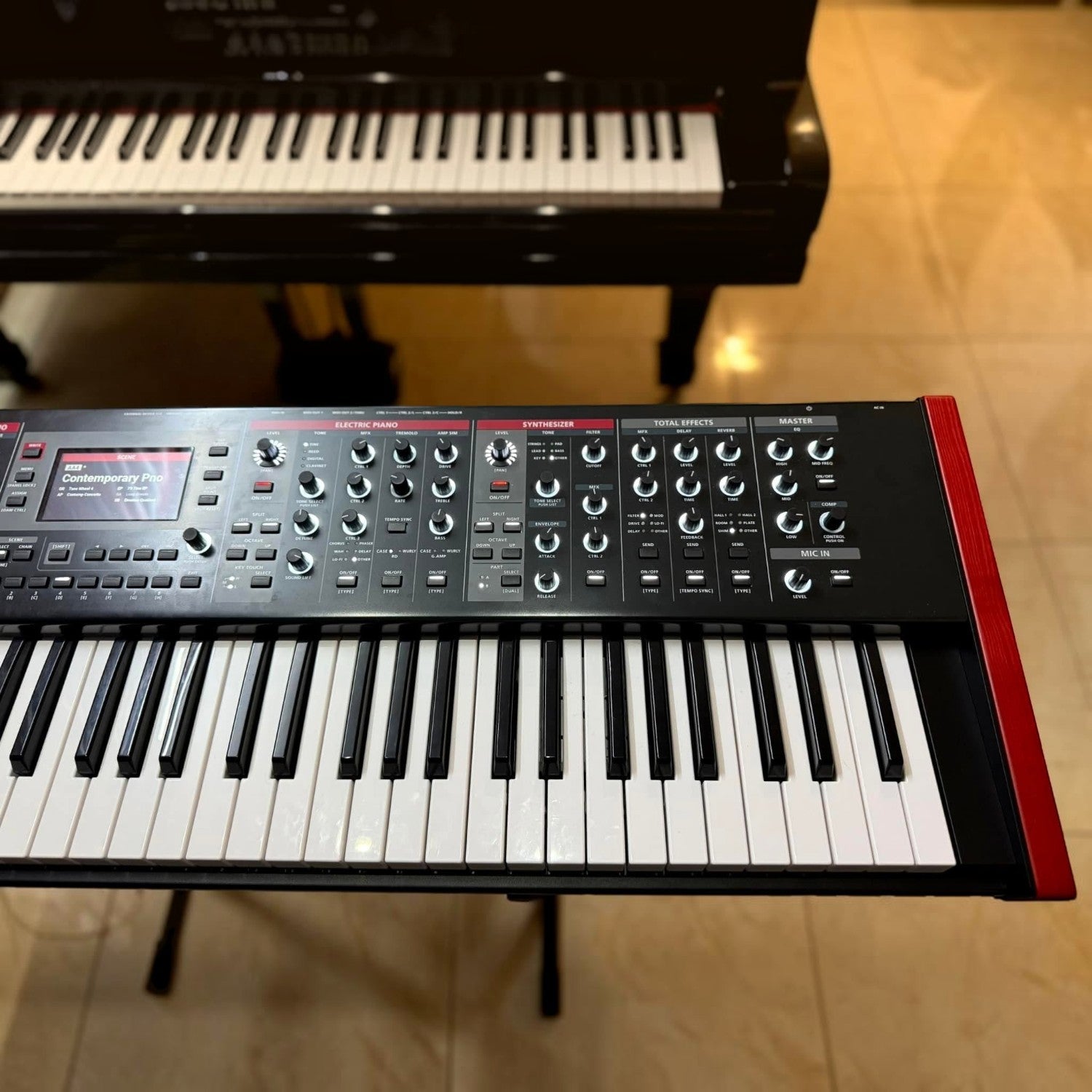 Đàn piano điện Roland V-Stage 76 tại showroom TÂN NHẠC CỤ với bàn phím waterfall và bảng điều khiển chuyên nghiệp