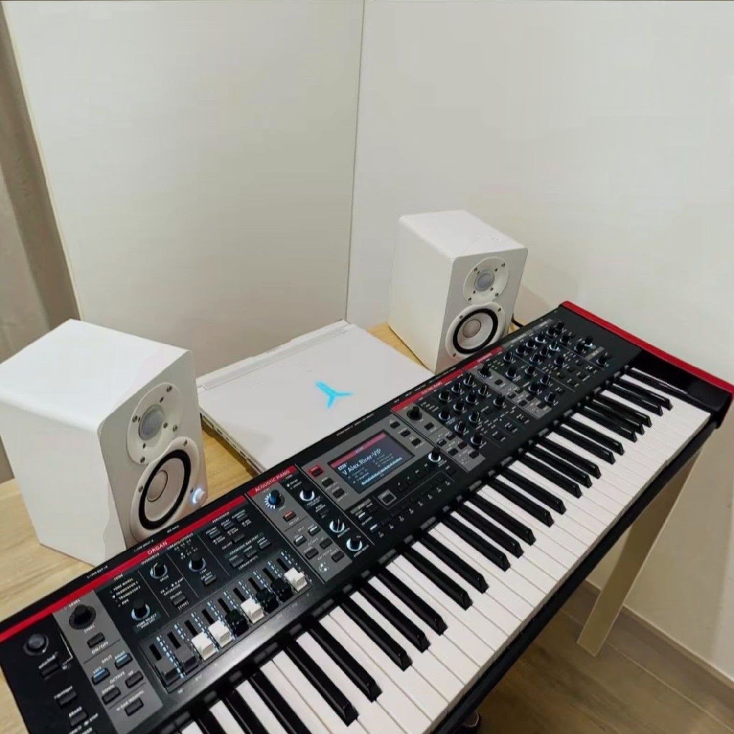 Đàn piano điện Roland V-Stage 76 tại Tân Nhạc Cụ với bàn phím waterfall, thiết kế chuyên nghiệp màu đen đỏ