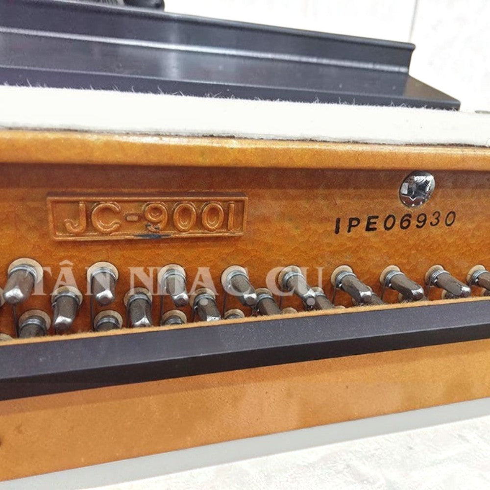 Số serial IPE06930 trên khung gang của đàn piano cơ Samick SJ900I tại TÂN NHẠC CỤ