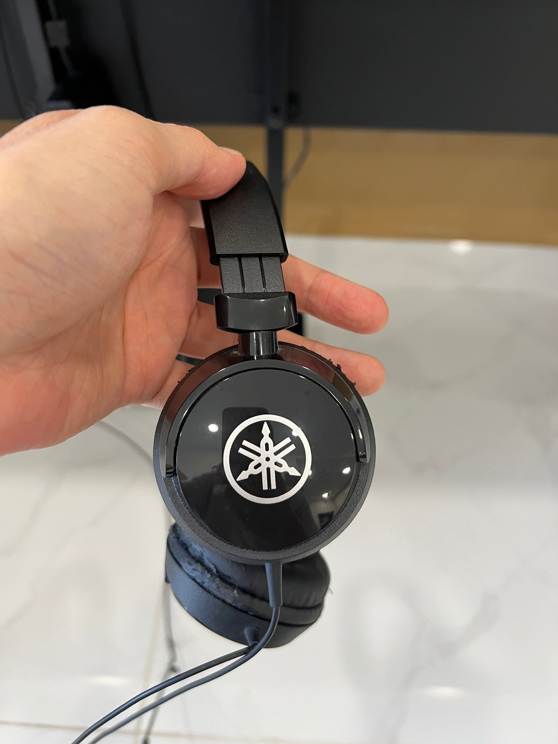 Tai nghe TÂN NHẠC CỤ Yamaha màu đen có logo thương hiệu trên chụp tai, thiết kế êm ái cho trải nghiệm âm thanh tuyệt vời