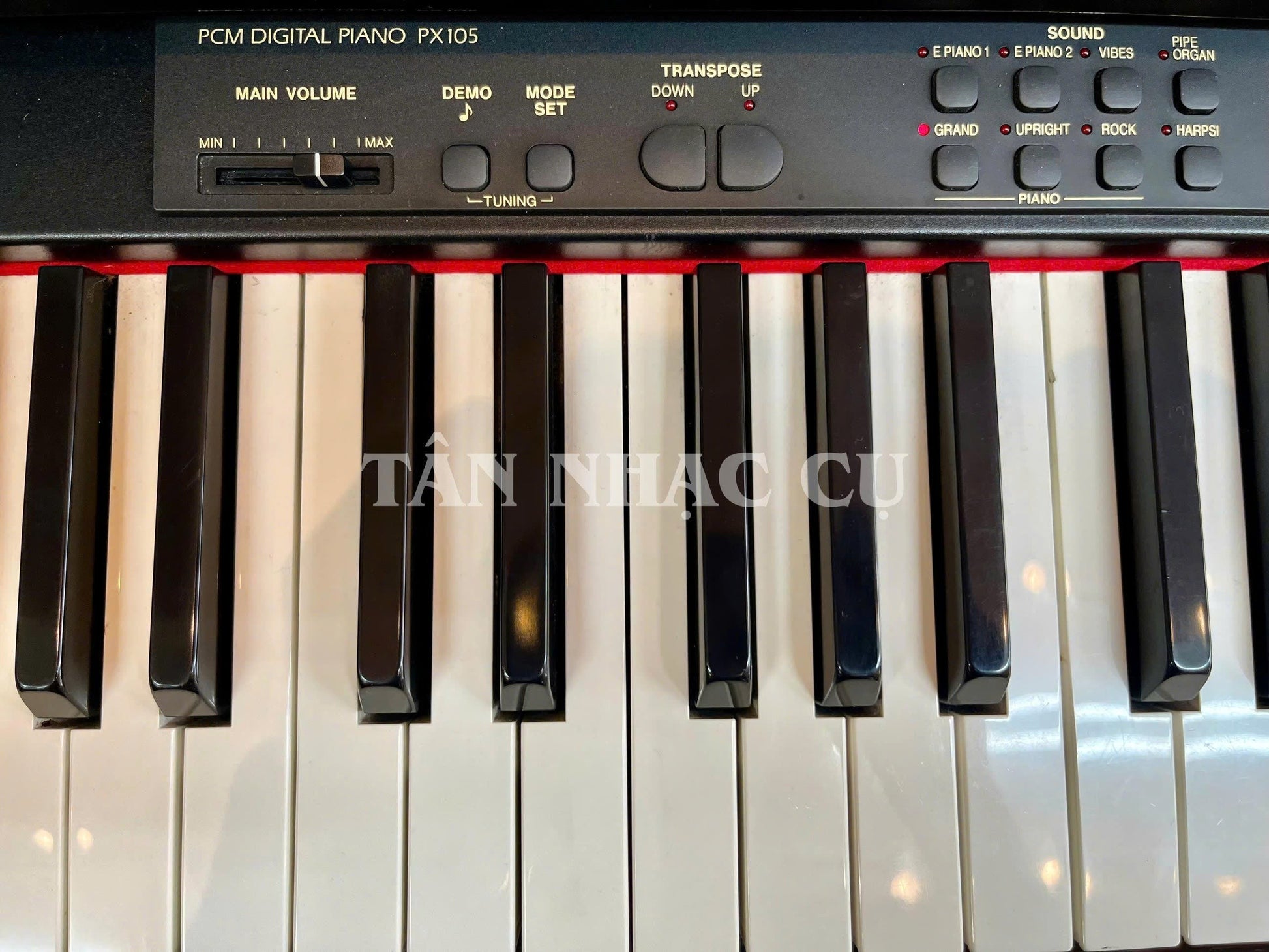 Bảng điều khiển và bàn phím đàn piano điện TÂN NHẠC CỤ Technics PX105 với các nút chọn âm thanh và điều chỉnh âm lượng