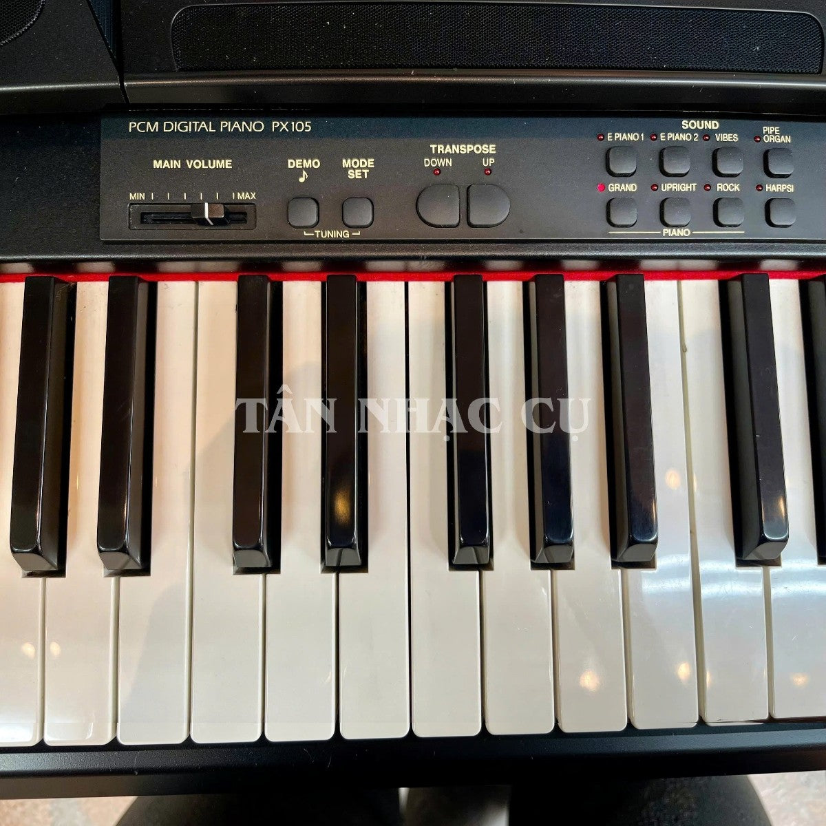 Bảng điều khiển và bàn phím đàn piano điện TÂN NHẠC CỤ Technics PX105 với các nút chọn âm thanh và điều chỉnh âm lượng