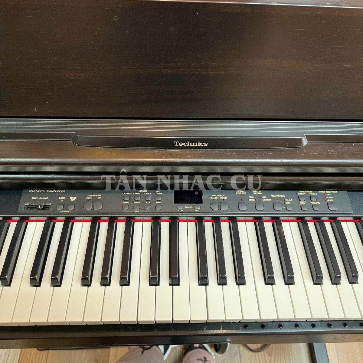 Bảng điều khiển và bàn phím đàn piano điện TÂN NHẠC CỤ Technics PX105 với thiết kế dáng tủ màu nâu gỗ sang trọng