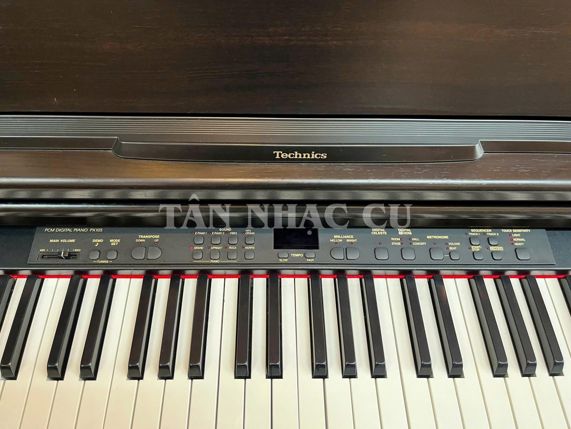 Bảng điều khiển và bàn phím đàn piano điện TÂN NHẠC CỤ Technics PX105 với thiết kế dáng tủ màu nâu gỗ sang trọng